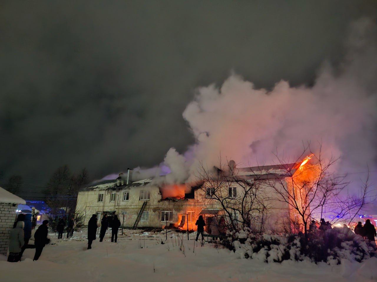 Взрыв газа произошел в двухэтажном доме №15 на улице Огарева в Богородске.  После взрыва в доме обрушилась межквартирная перегородка, и загорелась кровля здания. Предварительно, никто не пострадал.  Вы можете дополнить эту новость фото или видео с места в комментариях.  Подпишись \ Предложи новость