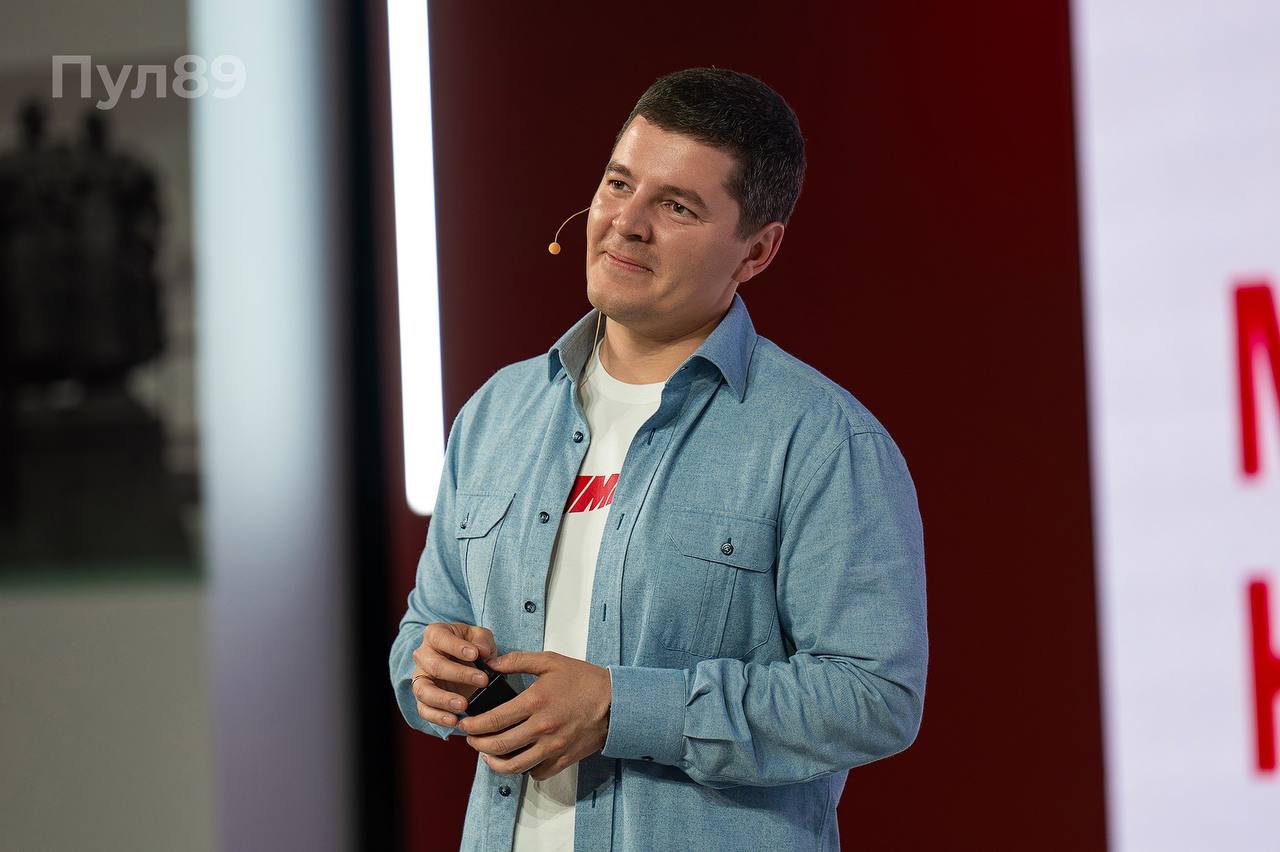Дмитрий Артюхов выступил на смене «Семья» всероссийского молодёжного форума «Территория смыслов» Губернатор Ямала и глава комиссии Госсовета РФ по направлению «Молодёжь и дети» презентовал лекцию «Молодёжь и дети: главный приоритет страны», рассказал о мерах поддержки семей в округе. А у нас действительно есть чем поделиться: жилищный капитал: при рождении первого ребёнка, если маме ещё нет 30 лет, выплата составляет 3 млн рублей, при рождении второго и последующего, если маме до 35 лет — 1,5 млн рублей; сертификаты на бесплатное репродуктивное обследование в течение 3 лет с момента заключения брака для молодожёнов; бесплатное неинвазивное пренатальное тестирование для будущих мам; льготные перелёты для многодетных; денежные сертификаты для подготовки детей из многодетных семей к школе; коробка «Малышу Ямала» и денежный сертификат для тех, кто коробку уже получал; с осени начнут выдавать наборы для мам для комфортного пребывания в роддомах; развивающие наборы для первоклассников и многое-многое другое. Ваши глаза и уши на Молодёжи, 9 и там, где работает губернатор