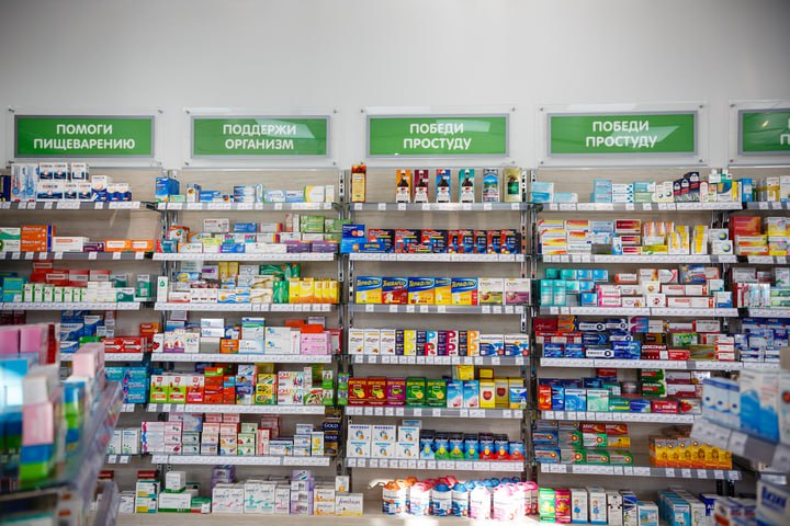 Подорожали лекарства По итогам декабря 2025 года стоимость общей среднемесячной корзины лекарств в столице Удмуртии составила 7407 56 руб По данным Индекса Megapteka ru это 10 й показатель среди 28 крупнейших городов России По сравнению с ноябрем в нашем корзина лекарств подорожала на 3 93 8 е место В Ижевске рынок сократился примерно на 7 при росте цен почти на 4 Сильнее всего упали продажи простудных препаратов 35 и офтальмологии Лучше других держались эндокринные и ЖКТ препараты говорится в исследовании Наибольшие доли в структуре рынка в Ижевске занимают препараты из групп Эндокринная система 20 и Сердце и сосуды 19 2 Наибольший рост цен отмечен в группах Боль и воспаления 13 5 и Нервная система и психическое здоровье 11 3 Подписаться на нас Telegram MAX