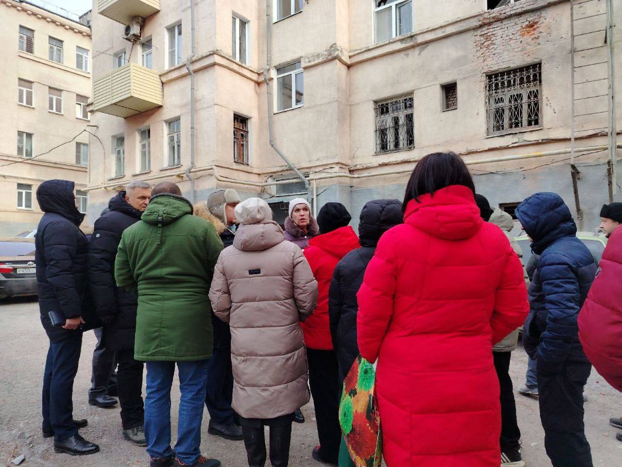 В Таганроге введён локальный режим ЧС Локальный Режим ЧС введён в границах пострадавших от атаки БПЛА объектов в Таганроге двух предприятий двух многоквартирных домов и одного учебного заведения Об этом сообщила глава города Светлана Камбулова Рабочая группа начала обход повреждённых домов для оценки масштаба ущерба Специалисты оперативно приступили к закрытию теплового контура написала она таганрог новости ростовскаяобласть Подпишись на donnewsru