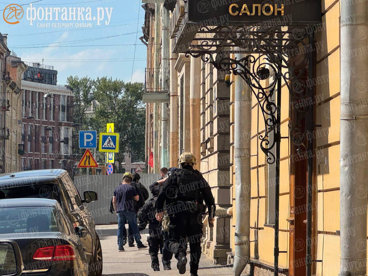 В Петербурге силовики пришли с обыском в ББР Банк. С утра сотрудники СК при поддержке Росгвардии изымают документы в отделении банка на Харьковской улице, 3. Как передает корреспондент «Фонтанки», банк закрыт. ББР Банк зарегистрирован в 1994 году, прописан в Москве, но имеет отделения в Петербурге — в том числе как раз на Невском проспекте. Чистая прибыль за прошлый год превысила 10 млрд рублей.
