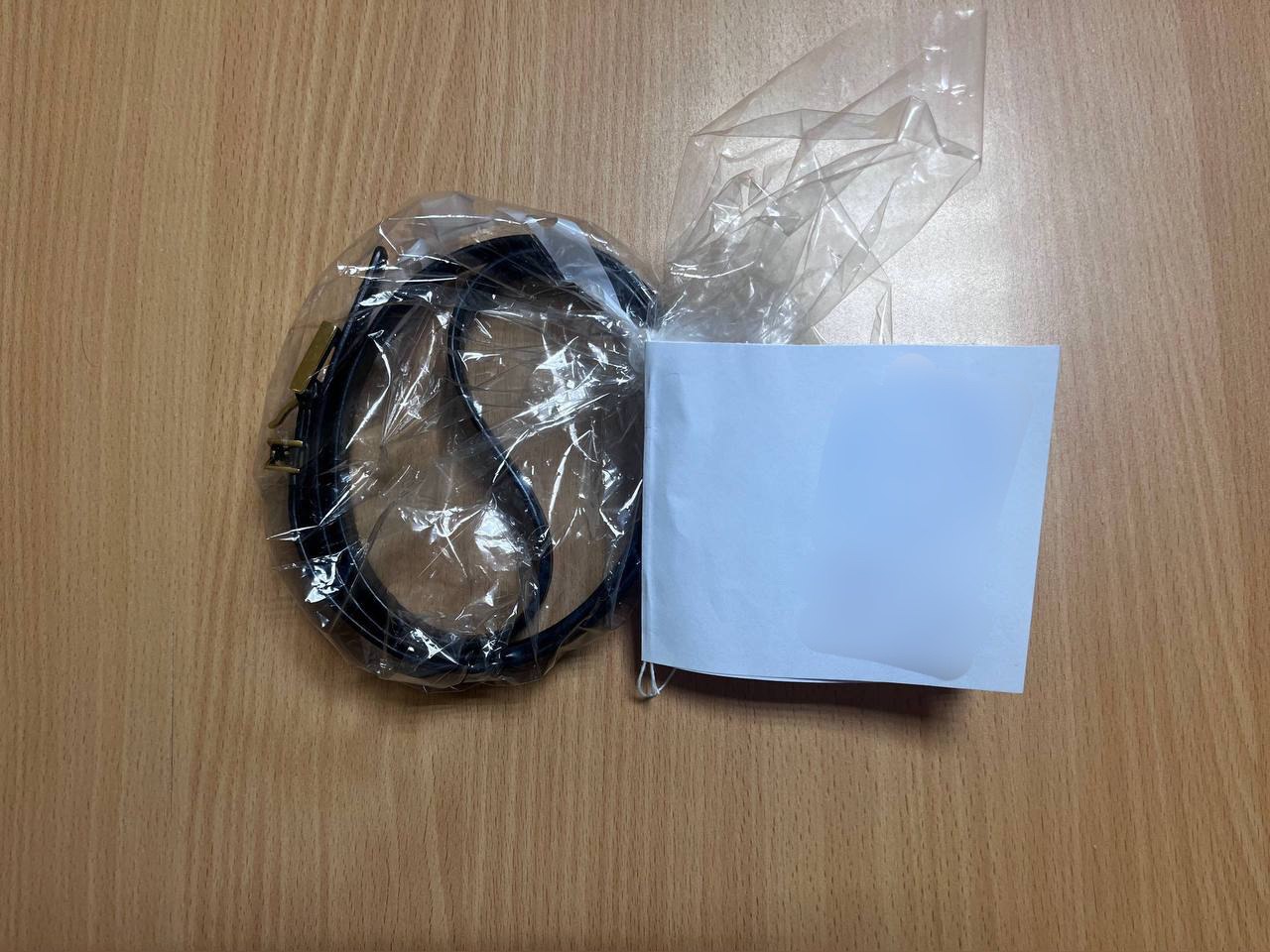 В Кольцово уборщица украла у пассажирки брендовый ремень за 55 тысяч И подарила его коллеге 25 летняя девушка забыла ремень при прохождении досмотра в контейнере Заметила пропажу когда уже села в самолет до Еревана Она сообщила о случившемся сотрудникам аэропорта и улетела Вернувшись екатеринбурженка позвонила в комнату розыска багажа однако ремня там не оказалось Полицейские с помощью камер выяснили что ремень прикарманила 65 летняя работница одной из клининговых компаний Женщину задержали Возбуждено уголовное дело Уборщица призналась что забрала ремень себе а затем подарила коллеге Сотрудники полиции изъяли чужую вещь и в ближайшее время вернут законной владелице   Подпишись на КП Екатеринбург Мы в Max