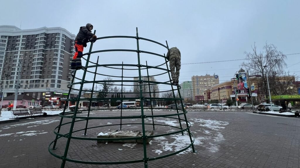 Первая городская елка появится на Кургане Бессмертия. Об этом сообщили в Брянской городской администрации. Сейчас сотрудники парка собирают каркас.  Ель, как легко понять, будет искусственной. А новогодние украшения по всему Брянску — прошлогодними.      подписаться   прислать новость