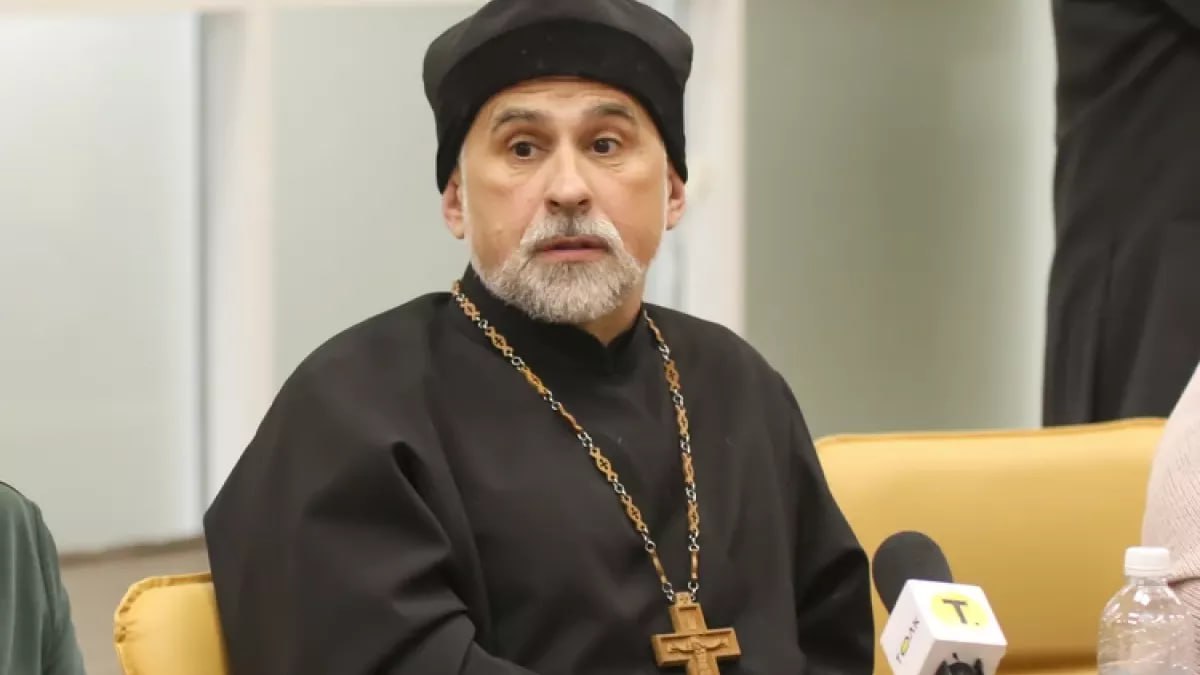 ТОЛК новости Барнаула Алтайского края и Республики Алтай Алтайский священник призвал помолиться за Telegram и попросил Бога вразумить РКН Александр Микушин назвал мессенджер Telegram не просто средством связи но и востребованным пространством для молитвы душевного разговора и помощи ближнему Он попросил высшие силы даровать мудрость чиновникам которые замедляют мессенджер Понимая всю сложность и ответственность принимаемых решений вознесем же нашу пастырскую и христианскую молитву Господи даруй мудрость терпение и рассудительность сотрудникам Федеральной службы по надзору в сфере связи а также всем труженикам Министерства цифрового развития нашего Отечества Вразуми их Господи во благо людей и во славу Твою Благослови их Господи написал Микушин на своей странице во Вконтакте Он подчеркнул что никого не осуждает и подробнее на канале ТОЛК новости Барнаула Алтайского края и Республики Алтай