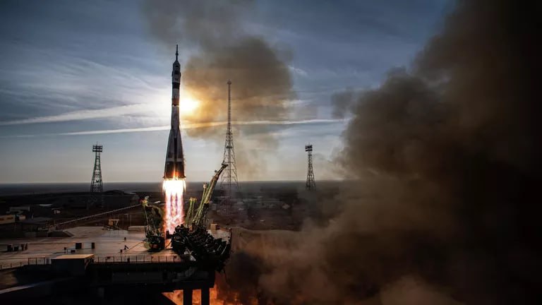 В России начался первый отбор в отряд космонавтов с использованием ИИ Положение утвердил глава Роскосмоса Дмитрий Баканов Как сообщили в госкорпорации отсматривать претендентов будет Центр подготовки космонавтов им Гагарина при участии представителей Ракетно космической корпорации Энергия и Института медико биологических проблем РАН Отбор пройдёт в два этапа На заочном кандидаты должны подготовить и отправить необходимый комплект документов на втором этапе предполагаются очные консультации Новый отбор стал пятым открытым набором в объединённый отряд Роскосмоса с 2012 года Подписаться на Говорит Москва Telegram VK MAX