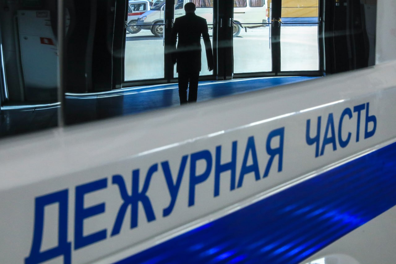Петербурженка стреляла из газового оружия в маму с двумя детьми Жители Карелии запомнят поездку в Петербург визитом к офтальмологу. На Елагином острове во время уличного фестиваля 24-летняя петербурженка выстрелила в сторону женщины с двумя детьми. Что побудило девушку на агрессивный поступок — неизвестно. Как известно от источника, врачи зафиксировали у 36-летней жительницы Петрозаводска химический ожог глаз первой степени. У её детей девяти и тринадцати лет диагностировали синдром сухого глаза. Агрессоршу задержали по горячим следам, её уже привлекли к административке за хулиганство, но всё может вылиться в уголовное дело. UPD: как рассказала пострадавшая, конфликт начался из-за места на трибуне. Петербурженка якобы обматерила дочку туристки, потому что девочка хотела занять сидение. В итоге ребёнок пожаловался маме. ИЗВЕСТИЯ/Сергей Коньков Подписаться Прислать новость