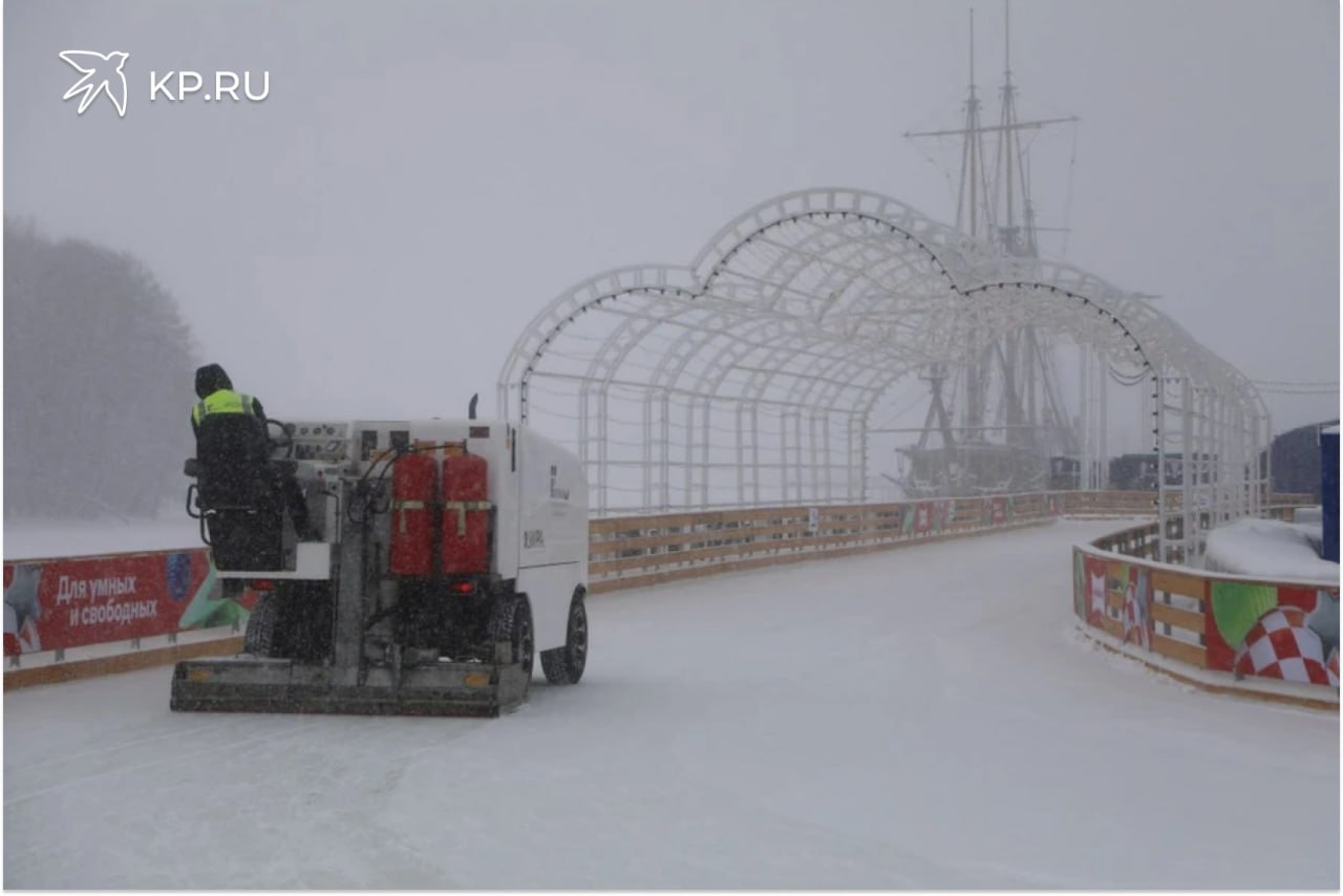 Работу главного городского катка на Адмиралтейке в Воронеже приостановили Из за погодных условий сеансы отменены В понедельник 16 февраля стало известно что каток на Петровской набережной работать не будет Об этом предупредили в пресс центре мэрии Воронежа Там пояснили что коррективы в работу главной ледовой локации города внесли погодные условия Продолжающийся мокрый снег и дождь вынудили организаторов отменить сеансы на сегодня 0  О том когда каток снова начнет принимать посетителей власти обещали сообщить дополнительно
