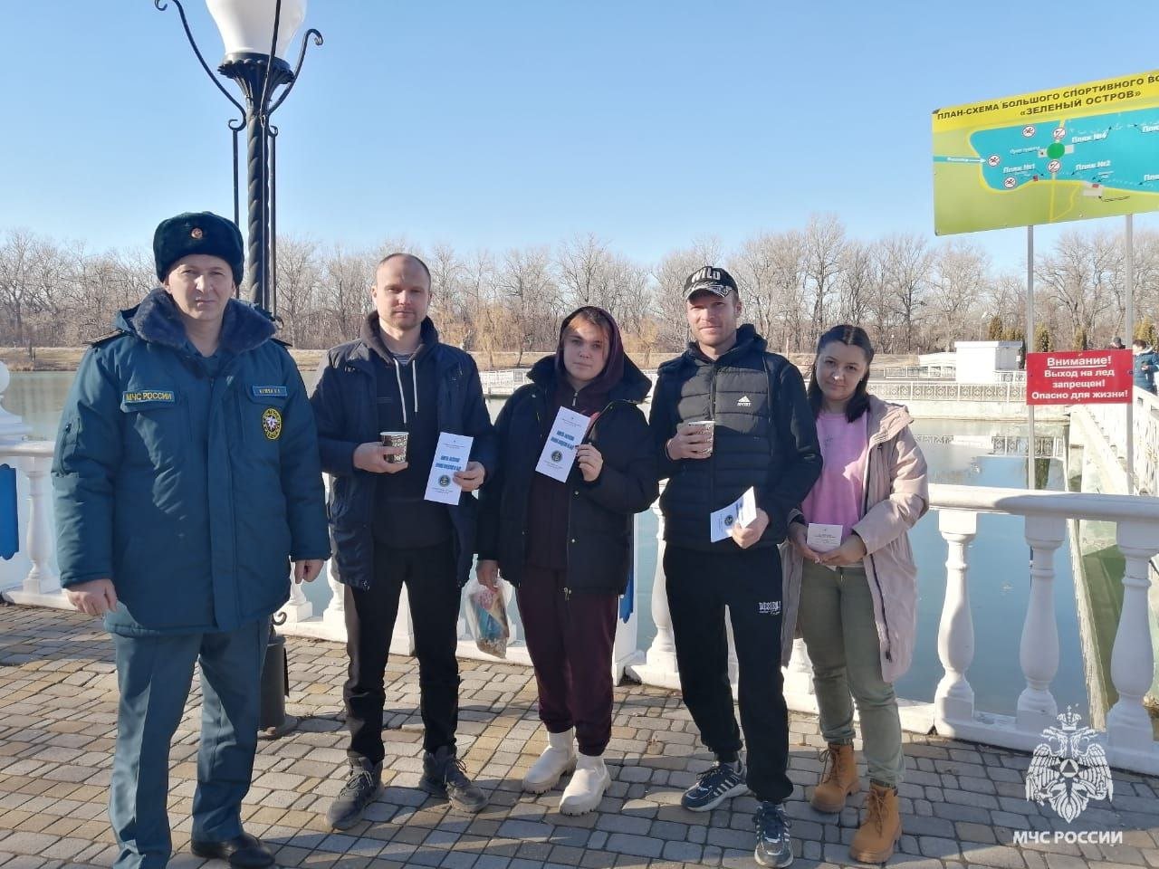 Сотрудники ГИМС напомнили о правилах безопасности на водных объектах в зимний период   С начала зимнего периода сотрудники ГИМС Главного управления МЧС России по Карачаево-Черкесской Республике проводят профилактические рейды на водных объектах. Цель данных мероприятий - предупреждение происшествий и гибели людей на водных объектах в зимний период.     Регулярная профилактическая работа с населением, а также раздача памяток о безопасном поведении на льду зимой позволяют добиваться главного – недопущения происшествий и гибели людей на воде.     Один из таких рейдов прошел на минувших выходных вблизи водоема в парке культуры и отдыха «Зеленый остров». Инспекторы в очередной раз напомнили гражданам об опасностях, которые подстерегают их во время нахождения на водоеме в данное время года, раздали памятки о правилах безопасного поведения в экстремальных ситуациях, а также разъяснили правила оказания первой помощи.