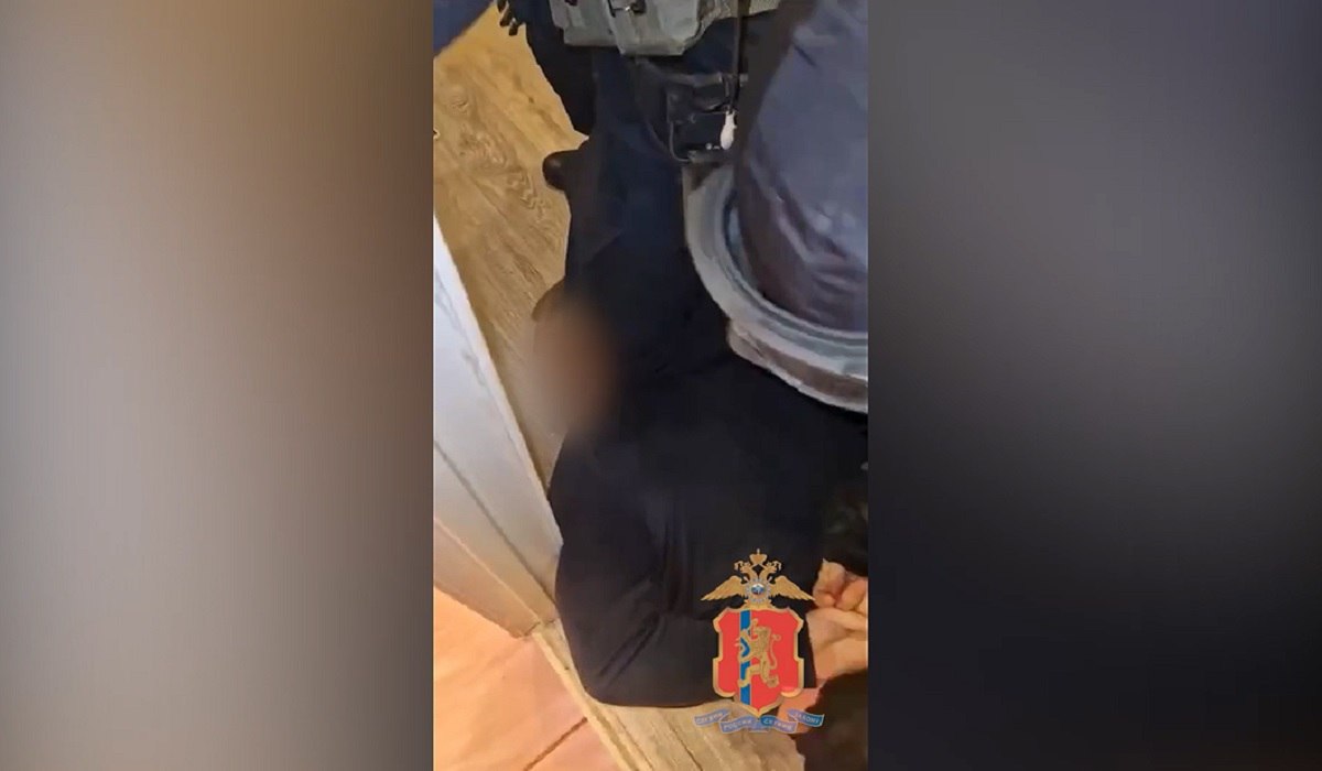 В Железногорске сообщники спаивали мужчину и обманом лишили его квартиры Мужчины нашли железногорца, который находится в сложной жизненной ситуации - у него долги по коммуналке и алкогольная зависимость. Приятели предложили ему продать его двухкомнатную квартиру, купить «однушку», разницей от суммы погасить долги, а оставшиеся средства отдать ему. Однако это были лишь слова. Периодически спаивая потерпевшего, фигуранты переоформили «двушку» на себя и выставили ее на продажу, а бывшего владельца переселили в чужую «однушку» под видом купленной ему квартиры. По факту мужчина не стал ее владельцем. Скриншот: видео краевого МВД