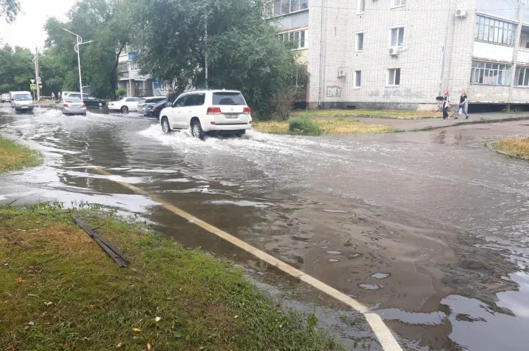 Мощные осадки и шквалистый ветер накроют Приамурье в конце недели  Синоптики Амурского гидрометцентра опубликовали штормовое предупреждение на ближайшие три дня.  Днем 4 июля, а также в течение суток 5 и 6 июля местами на территории Приамурья ожидаются сильные дожди, сильные ливни и очень сильные дожди. Вероятны грозы.   В воскресенье, 6 июля, местами возможно шквалистое усиление ветра при грозах до 15-20 м/с.   ТЕЛЕПОРТ.РФ – здесь все об Амурской области  Написать нам