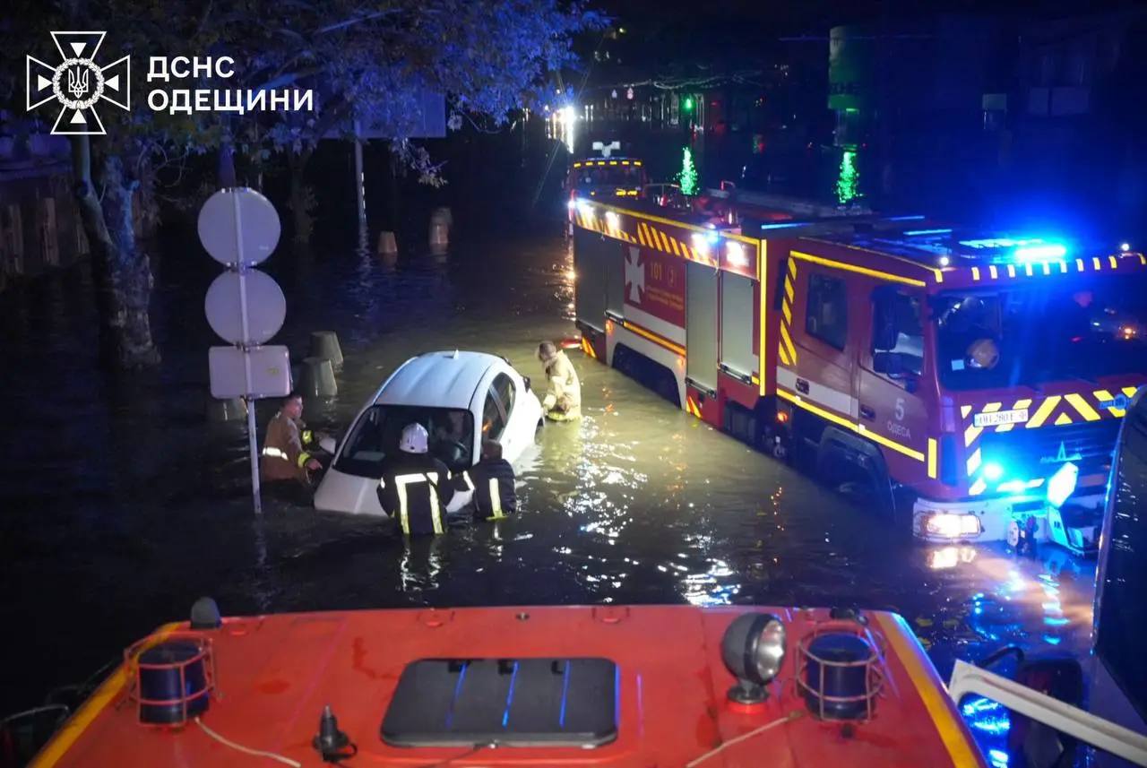 В Одессе и Одесском районе спасатели почти сутки ликвидируют последствия потопа вызванного сильнейшим дождем Жертвами непогоды стали девять человек в их числе ребенок