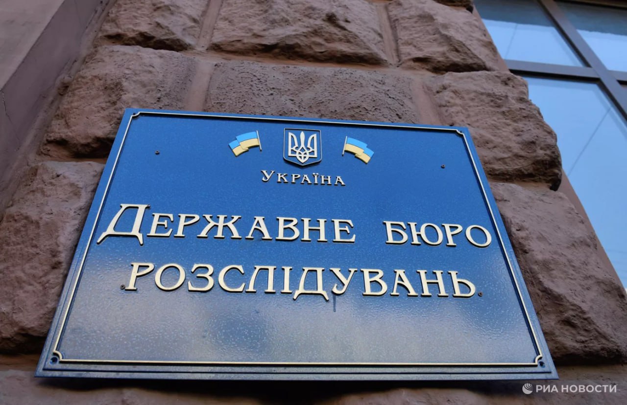 Начальника Черкасского ТЦК будут судить за невыполнение плана по мобилизации Государственное бюро расследований Украины сообщило, что направило в суд дело в отношении начальника Черкасского военкомата за срыв плана мобилизации, ему грозит лишение свободы до 12 лет. По данным следствия, подозреваемый незаконно аннулировал повестки мужчинам призывного возраста, чем нанес "ущерб надлежащему обеспечению комплектования подразделений". Интересно, что наносит больший "ущерб комплектованию" — взяточники-ТЦКшники или украинские командующие, бездумно расходующие "человеческий ресурс" в лобовых атаках? Украина.ру — подписаться и знать больше
