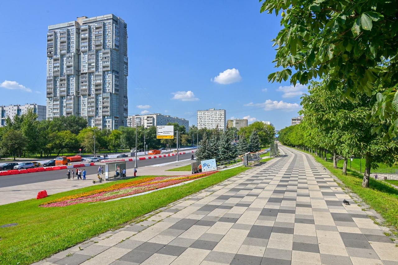 Порядка 700 городских улиц приведут в порядок в 2025 году, рассказал Сергей Собянин. Сред них — Профсоюзная улица с проспектом 60-летия Октября, Волгоградский проспект с Марксистской улицей и Щелковское шоссе с Краснопрудной и Большой Черкизовской улицами. Щелковское шоссе — одно из главных дорожных направлений столицы. В сутки шоссе пропускает больше 22 тысяч машин. Масштабные работы также ведутся на участке от Комсомольской площади до МКАД. Они закончатся уже осенью, заключил мэр.