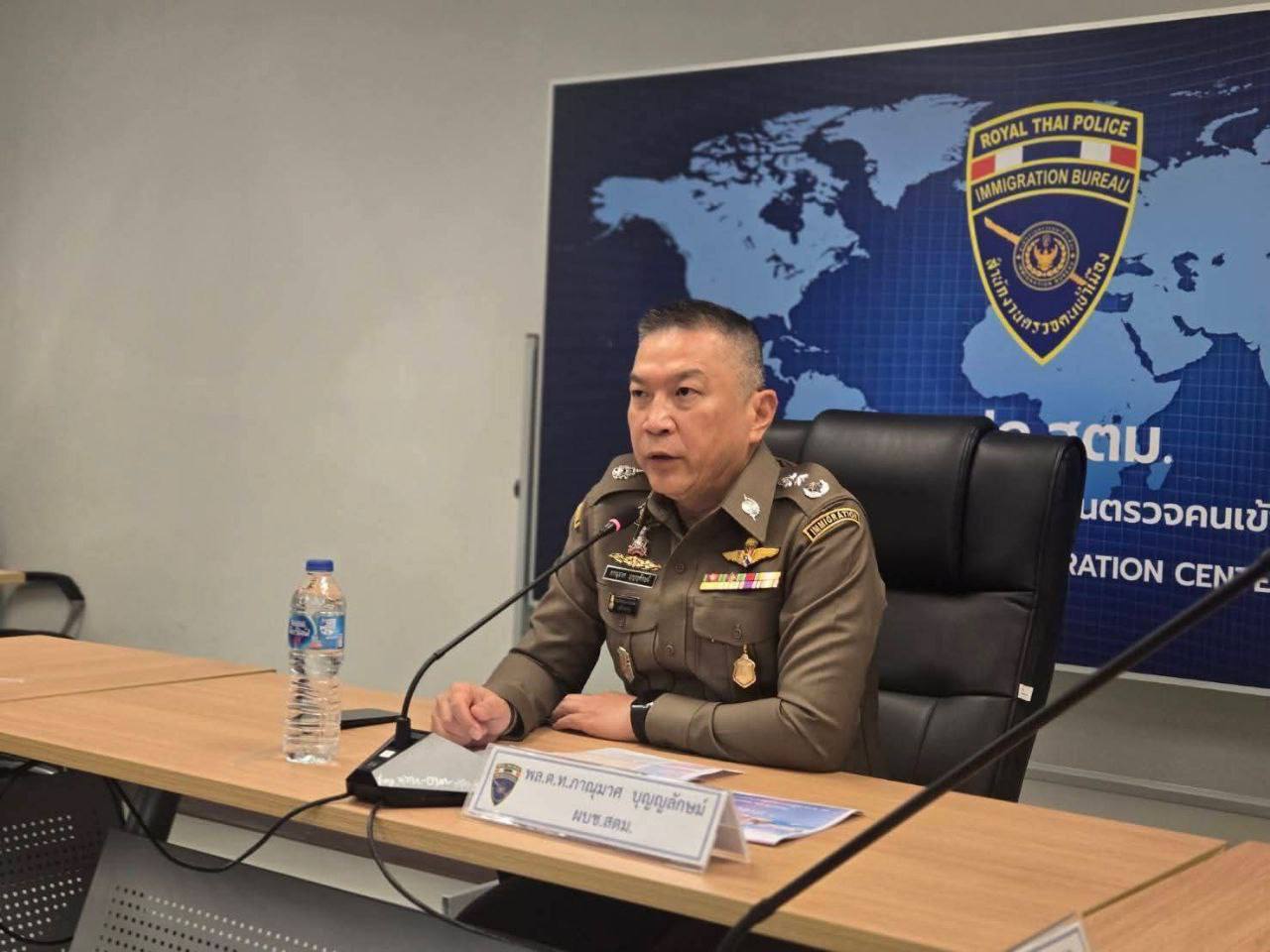 Иммиграционные новости Таиланда ограничения на бордер раны и ужесточение визового контроля С 17 ноября в Таиланде вступают в силу новые правила касающиеся пересечения сухопутных границ Согласно заявлению иммиграционных властей иностранцы смогут делать не более двух бордер ранов в год Что это значит для путешественников Тем кто регулярно выезжает за пределы страны чтобы продлить пребывание рекомендуется совершить очередной бордер ран до 16 ноября включительно С 1 января правило обновляется и годовой лимит снова начнёт отсчёт появится возможность совершить ещё два выезда Эксперты отмечают что подобные изменения не редкость при смене правительства Текущее руководство действующее временно на протяжении трёх месяцев возможно пересмотрит меры после окончания своего мандата Возможные обходные схемы Несмотря на ограничения остаются альтернативы въезд в страну через зелёный коридор не путать с fast track по прежнему допустим После авиаперелёта и возвращения в Таиланд можно будет снова воспользоваться правом на два бордер рана Для граждан России предусмотрено исключение после двух сухопутных пересечений границы разрешается выезд и повторный въезд на самолёте после чего можно снова сделать два бордер рана Этот цикл можно повторять неограниченное количество раз Усиление контроля на юге страны В южных провинциях Таиланда усилился контроль за студенческими визами и бордер ранами Многие бывшие студенты языковых школ и частые путешественники теперь переходят на DTV визы спрос на которые резко вырос что уже повлияло на повышение стоимости их оформления Иммиграционные изменения остаются горячей темой тайские власти часто корректируют визовую политику поэтому важно следить за обновлениями Как показывает практика спустя несколько месяцев правила нередко возвращаются к более гибкому формату Подпишись taika v