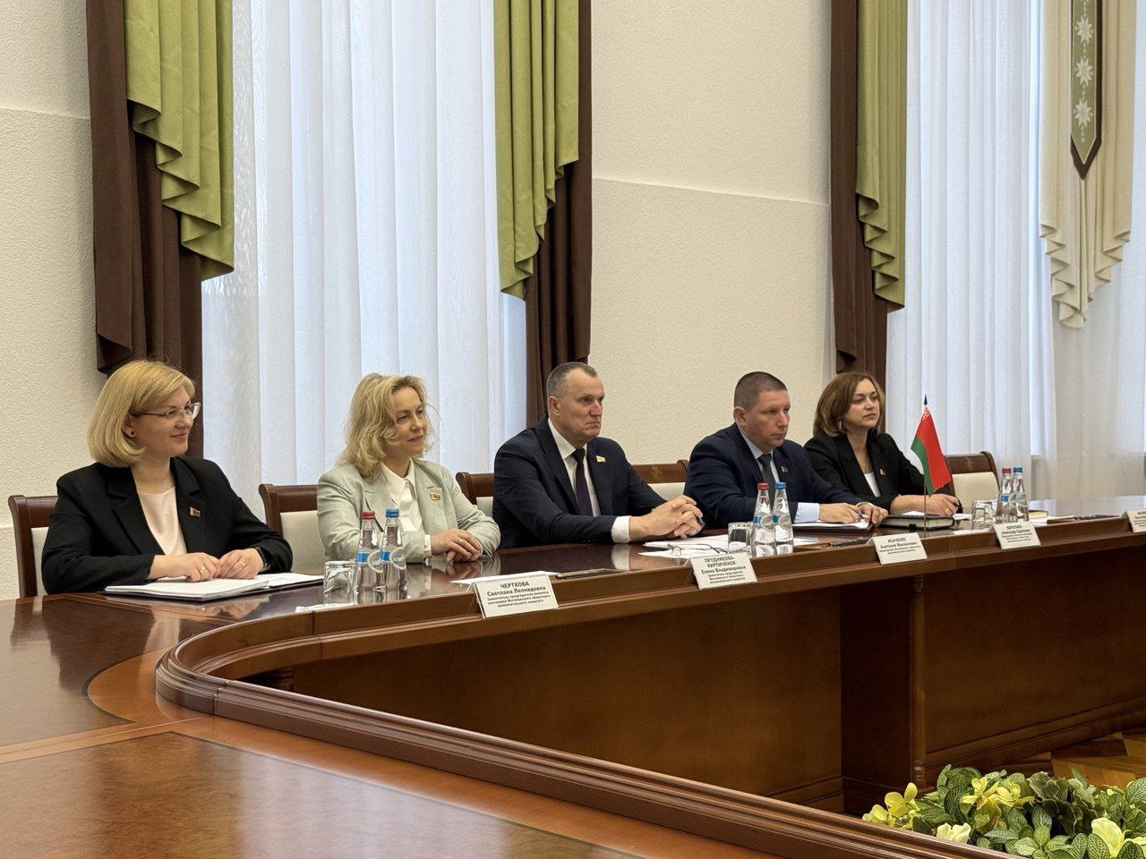Председатель Могилевского облисполкома Анатолий Исаченко во время встречи с Чрезвычайным и Полномочным Послом Казахстана в Беларуси Тимуром Жаксылыковым отметил, что за последние пять лет отмечается положительная динамика внешней торговли Могилевской области и Республики Казахстан — Беларусь и Казахстан уже более 30 лет связывают дипломатические отношения, — сказал Анатолий Михайлович. — За это время сложились прочные межрегиональные, экономические и гуманитарные связи. По словам губернатора, основными статьями экспорта в январе — марте текущего года явились поставки шин, машин и механизмов для уборки и обмолота сельскохозяйственных культур, плит древесно-стружечных, тары пластмассовой, лифтов, частей и принадлежностей для автомобилей и тракторов, говядины замороженной и свежей, молочной продукции, мяса птицы. Основными статьями импорта стали поставки вакцины, полиацеталей и полиэфиров, изделий из вулканизированной резины.