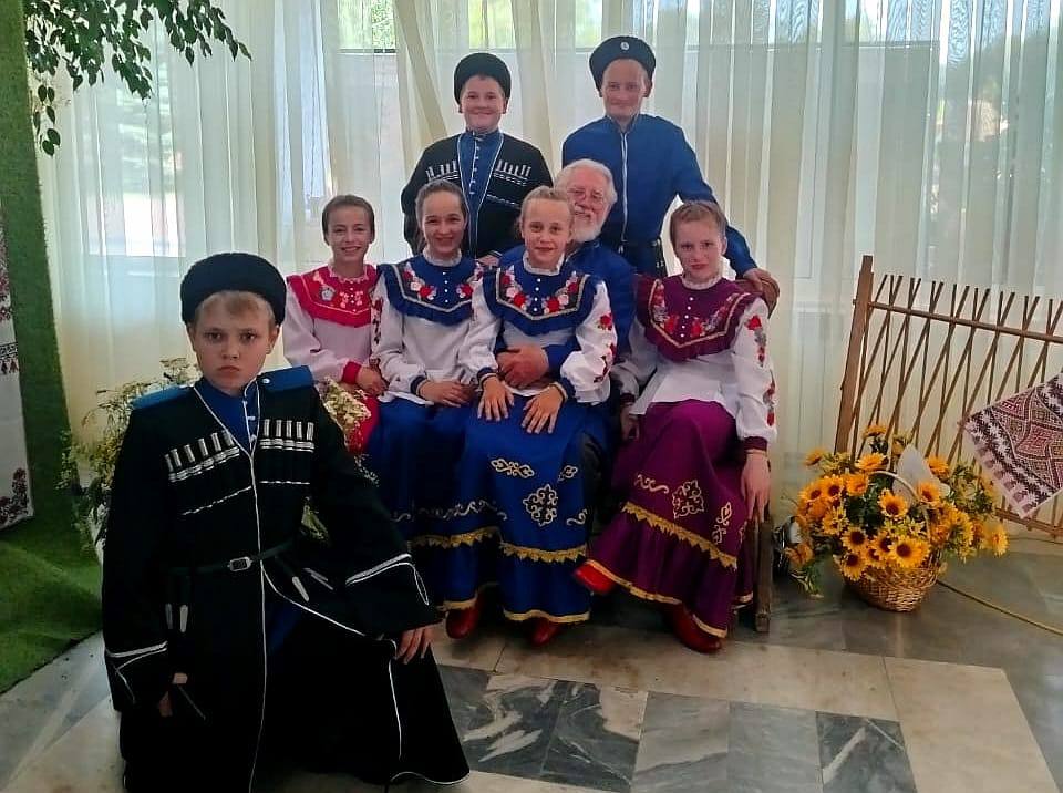 Заслуженные награды В станице Курской прошёл отборочный этап Всероссийского фольклорного конкурса «Казачий круг». Участниками стали лучшие профессиональные и любительские казачьи коллективы из разных уголков Северного Кавказа. Участники конкурса мастерски исполнили традиционные народные композиции, отражающие богатейшую певческую традицию терских казаков. Новоселицкий округ представил образцово-показательный детский народно-сценический ансамбль казачьей песни «Хуторок», получивший заслуженный диплом лауреата I степени. Кроме того, солист окружного Дома культуры Андрей Михеев также стал обладателем почётного звания, завоевав Диплом лауреата II степени. Помимо основного события, состоялись финалы Межрегионального фестиваля-конкурса казачьей культуры «Казачья сторона», где ансамбль «Хуторок» и Андрей Михеев получили высший титул лауреатов I степени. Информация и фото: пресс-служба АНМО