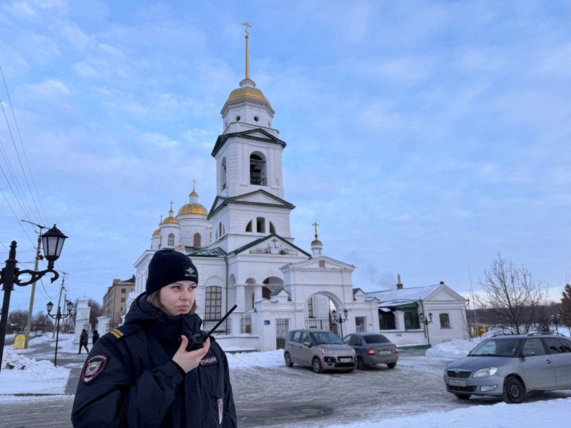 Полицейские Челябинской области приступили к охране порядка на объектах, где проходят религиозные мероприятия, посвященные Крещению Господня    Сотрудники органов внутренних дел совместно с коллегами из Росгвардии, МЧС и других министерств и ведомств несут службу около купелей и вблизи религиозных объектов. Содействие силовикам в охране общественного порядка и обеспечении безопасности граждан оказывают участники добровольных народных дружин, представители казачества и работники частных охранных организаций. Экипажи Госавтоинспекции осуществляют регулировочные действия, направляя водителей к местам автопарковок.   ‼  Весь личный состав органов полиции ориентирован на оказание незамедлительной помощи граждан.     #мвд74 #полиция74 #полицияюжногоурала #новости