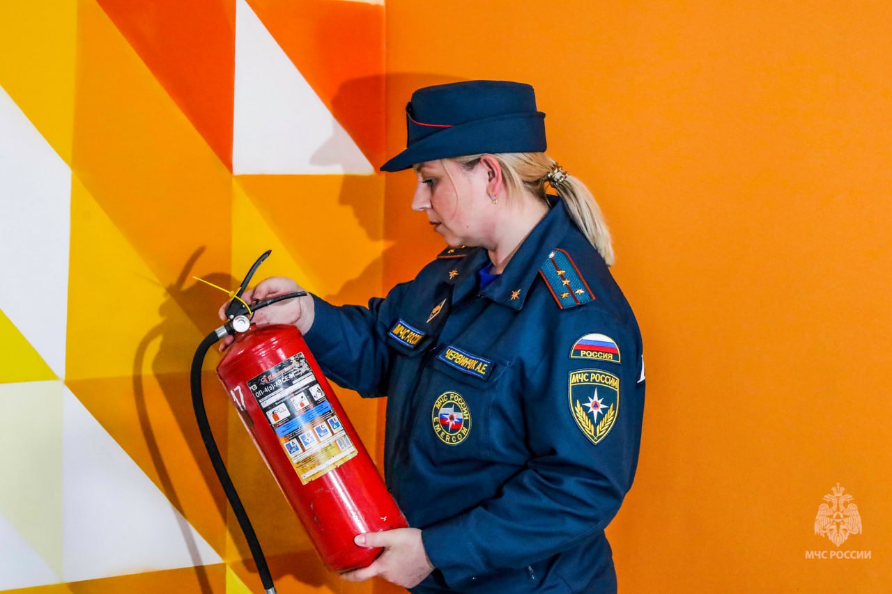 Сотрудники МЧС России проверяют готовность детских оздоровительных лагерей к летней оздоровительной кампании-2025 На сегодняшний день на учете в Главном управлении МЧС России по Омской области состоят 580 детских оздоровительных лагерей ДОЛ всех форм собственности, из них 32 – загородных лагеря отдыха и оздоровления детей. Весь май сотрудники МЧС России проверяют обеспечение пожарной безопасности на территориях самих лагерей, в том числе, в оздоровительных корпусах. Особое внимание уделено учреждением детского отдыха, подверженных угрозе лесных и ландшафтных природных пожаров. Их в регионе - 22. Оценить готовность одного из них – «Березки» - отправились заместитель начальника и старший инспектор территориального отдела надзорной деятельности и профилактической работы по Омскому району Денис Ахрамов и Анастасия Червинчук. Вместе с директором детского учреждения Иваном Лесенковым они проверили: наружные источники противопожарного водоснабжения; противопожарные щиты; свободный доступ в корпусах к путям эвакуации; соответствие планов эвакуации планировке зданий; работоспособность систем автоматического обнаружения и оповещения о пожаре с помощью ручной сработки сигнализации; наличие минеральзованной полосы вокруг лагеря шириной не менее 1,4 метра, уборку территории от сухой растительности и мусора. Как только в лагерях разместятся дети, инспекторы вновь посетят их, чтобы провести инструктажи о мерах пожарной безопасности, учебные эвакуации, беседы, конкурсы, викторины на противопожарную тематику. Ведь летний отдых должен быть безопасным и полезным для детей.