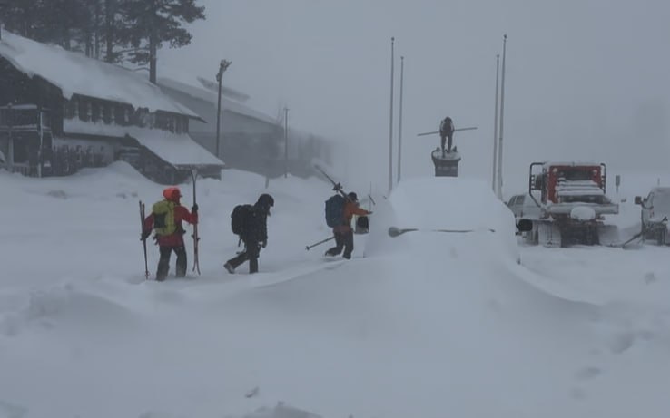 В горах Калифорнии сошла лавина накрывшая группу из 16 лыжников По данным местной полиции как минимум шестерым удалось выжить О судьбе остальных 10 человек пока нет информации Уточняется что трагедия произошла в районе пика Касл на севере Калифорнии Официальные лица назвали погодные условия крайне опасными Подписаться на truekpru Читать нас в MAX