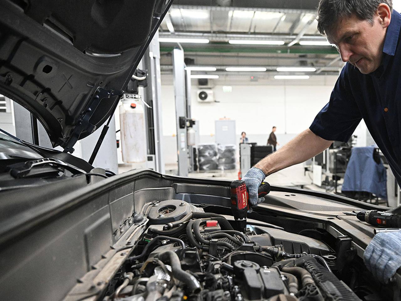 Ремонт машины станет не по карману автосервисы поднимут цены сразу на 25 прогнозируют эксперты Из за роста налоговой нагрузки с 2026 года и увеличения расходов бизнеса все издержки переложат на клиентов Ситуацию усугубляет старение автопарка россияне не планируют покупать новые машины а спрос на сложный и капитальный ремонт растёт Это увеличивает средний чек и затраты на высококлассных специалистов их зарплаты закладываются в стоимость услуг Подпишись control zakupka