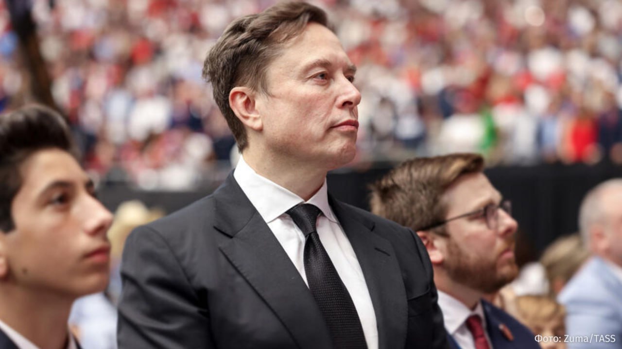 В офисах соцсети X в Париже прошли обыски при поддержке французских силовых киберподразделений и Европола пишет Le Monde Отмечается что следственные мероприятия проходят в рамках расследования которое начали в январе 2025 года Прокуратура Франции объявила что больше не будет публиковать сообщения в соцсети Кроме того как утверждает газета в последние недели правоохранители также заинтересовались нейросетью Grok принадлежащей Илону Маску  Как сообщает BFMTV прокуратура Франции вызвала Маска и предпринимателя Линду Якарино на допрос 20 апреля 2026 года Павел Дуров прокомментировал обыски в офисах Х заявив что Франция единственная страна в мире которая уголовно наказывает все соцсети предоставляющие людям хоть какую то свободу Не заблуждайтесь это не свободная страна написал он в соцсети Х  Желание заблокировать соцсеть Маска во Франции связано с начавшимся после жалоб на работу алгоритмов расследованием и на недовольство действиями встроенного чат бота Grok Как отмечает AFP нейросеть публиковала материалы связанные с отрицанием холокоста Также пользователи начали использовать Grok для создания сексуализированных дипфейков реальных людей в том числе знаменитостей и детей IZ RU в Telegram в MAX