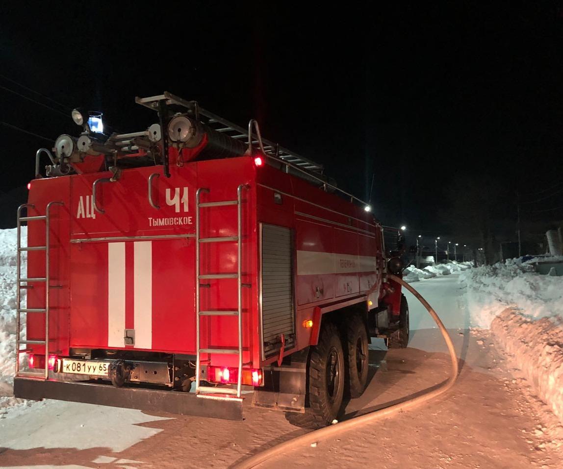 В Тымовском огнеборцы потушили баню  25 января в 04:02 в диспетчерскую службу Тымовского  пожарно-спасательного отряда поступило сообщение о пожаре в пгт Тымовское, на улице Торговой , д.28.  Пожарные прибыли на место в 04:07. К этому моменту открытым пламенем горела баня на площади 70 квадратных метров.  Пожар локализовали в 04:0:40, а в 05:35 полностью ликвидировали.  В тушении были задействовано 8 человек личного состава и 2 единицы техники.  Погибших и пострадавших нет. Причины пожара устанавливаются.