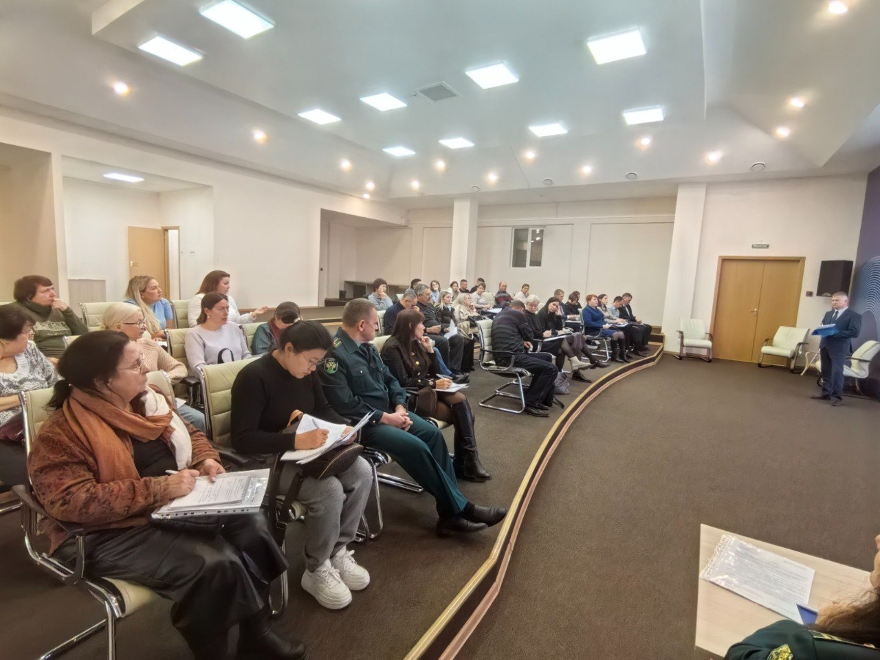 20 октября 2025 года Центр поддержки экспорта ЕАО ЦПЭ провел для аграриев и производителей продуктов питания семинар на тему Продукция АПК перспективные рынки экспорта и преодоление барьеров Мероприятие было посвящено обсуждению потенциальных направлений экспорта сельскохозяйственной и пищевой продукции этапов выхода на новые рынки а также существующих барьеров и способов их минимизации Спикерами выступили руководитель ЦПЭ ЕАО Оборотова Юлия Ефимовна инспектор Биробиджанского таможенного поста Хабаровской таможни Кравчук Наталья Валерьевна заместитель начальника отдела ветеринарного надзора Борцов Сергей Александрович старший государственный инспектор отдела карантина растений Королькова Валентина Александровна директор ФГБУ НЦБРСП Зубанов Вячеслав Витальевич заместитель начальника отдела ФГБУ НЦБРСП Мокров Александр Сергеевич старший государственный инспектор отдел земельного надзора Шевченко Александр Васильевич руководитель филиала ФГБУ Россельхозцентр по Хабаровскому краю Никифорова Евгения Юрьевна В своем выступлении спикеры осветили порядок получения услуг АО РЭЦ на цифровой платформе Мой экспорт общие требования к экспорту продукции по таможенному контролю процедуры сертификации экспортируемой продукции АПК и регистрации в системах Россельхознадзора уделив особое внимание требованиям Китая как ключевого торгового партнера Было упомянуто об обязательной регистрации предприятий экспортеров в системе CIFER и необходимости прохождения сертификации на соответствие требованиям китайской стороны Проведенный семинар подтвердил высокую заинтересованность производителей ЕАО в развитии экспортного потенциала Комплексная поддержка со стороны региональных и федеральных институтов развития а также активная работа по диверсификации рынков сбыта создают прочную основу для дальнейшего наращивания объемов поставок качественной дальневосточной продукции за рубеж Напоминаем чтобы стать участниками обучающих мероприятий и получить консультацию по выходу на зарубежные рынки можно обратившись в Центр поддержки экспорта ЕАО по телефону 8 800 550 85 79 или по адресу г Биробиджан проспект 60 летия СССР д 12а оф 1