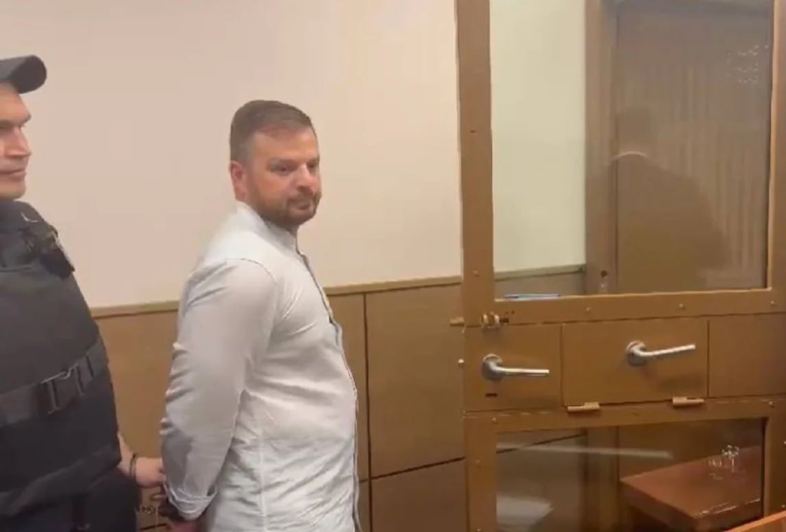 В суд направлено уголовное дело о производстве и реализации пищевой продукции из фасоли употребление которой повлекло в Москве и регионах массовое заболевание ботулизмом летом 2024 года Тогда погибли два человека еще 298 потребителям был причинен вред различной степени тяжести 52 человека врачам удалось спасти Все они ели салат с фасолью Обвинительное заключение по уголовному делу утверждено в отношении гендиректора ООО Локалкитчен Антона Лозина на фото руководителя отдела качества этой компании Елены Машковой руководителя ООО Савон К Владимира Шина и повара Карима Норматова пресс служба Мосгорсуда Подписывайтесь на Ъ Оставляйте бусты