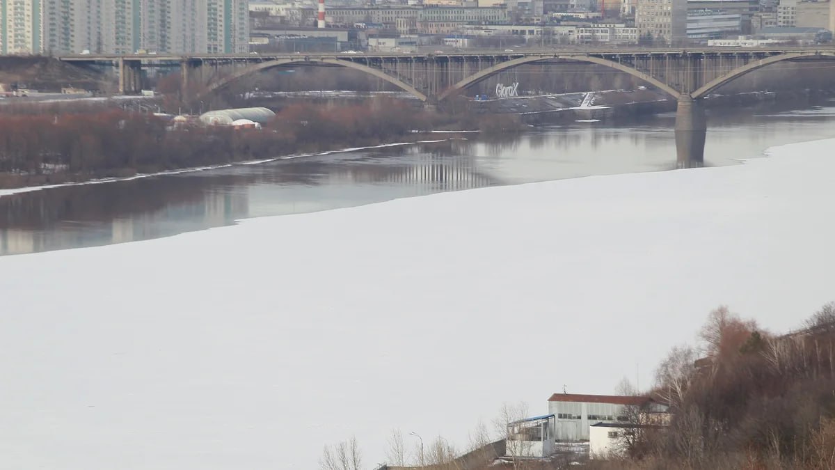 На строительство двух набережных в Нижнем Новгороде требуется 13,4 млрд рублей  По этим проектам правительство Нижегородской области в 2025 году планирует заключить концессионные соглашения.  В 8,5 млрд руб. оценивается строительство укрепления левого берега Оки от Канавинского моста до затона яхт-клуба. Торги на эту концессию завершились в конце 2024 года. Реализовывать проект намерено ООО «Проект 4», принадлежащее Корпорации развития региона.  Почти 5 млрд руб. требуется на укрепление набережной Гребного канала на правом берегу Волги. Проект поделен на две части — от дома №321 слободы Печеры до дома №533 слободы Подновье и от дома №321 до дома №165 слободы Печеры.  Предполагаемый срок реализации проектов — с 2025 по 2028 годы. Вдоль участков обеих набережных девелопер Glorax намерен построить жилье.  Фото: Роман Яровицын, Коммерсантъ    Подписывайтесь на «Ъ-Приволжье» Оставляйте «бусты»