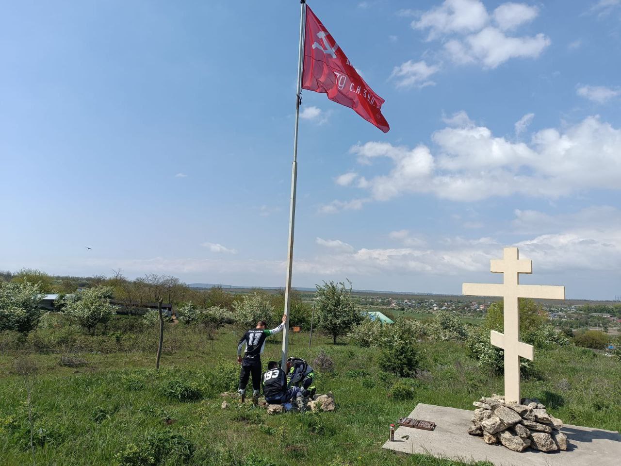 Под Анапой установили Знамя Победы. Вчера, 4-го мая в поселке Уташ состоялась тренировка мотоспортсменов, приуроченная 80-летию Великой Победы. А после мероприятия молодые спортсмены Алексей Пелешок, Анатолий Карнаух, Александр Урмейский и председатель ТОС Александр Ковтун Александр в ознаменование подвига нашего народа в годы Великой Отечественной войне установили Знамя Победы на горе Уташ. Мы помним! Анапское Черноморье