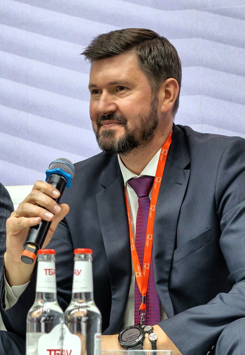 Экс-министр экономразвития Ростовской области тем временем делает карьеру в Москве - Максим Папушенко возглавил федеральную структуру. Папушенко стал главой АНО «Федеральный центр компетенций в сфере производительности труда» ФЦК . Миссия ФЦК - повышение качества товаров и услуг и рост конкурентоспособности российской экономики. Причём достичь этих целей нужно за счёт повышения эффективности работы. ФЦК помогает предприятиям перестроить внутрипроизводственную логистику, загрузить оборудование, сократить простои. Предложи нам новость