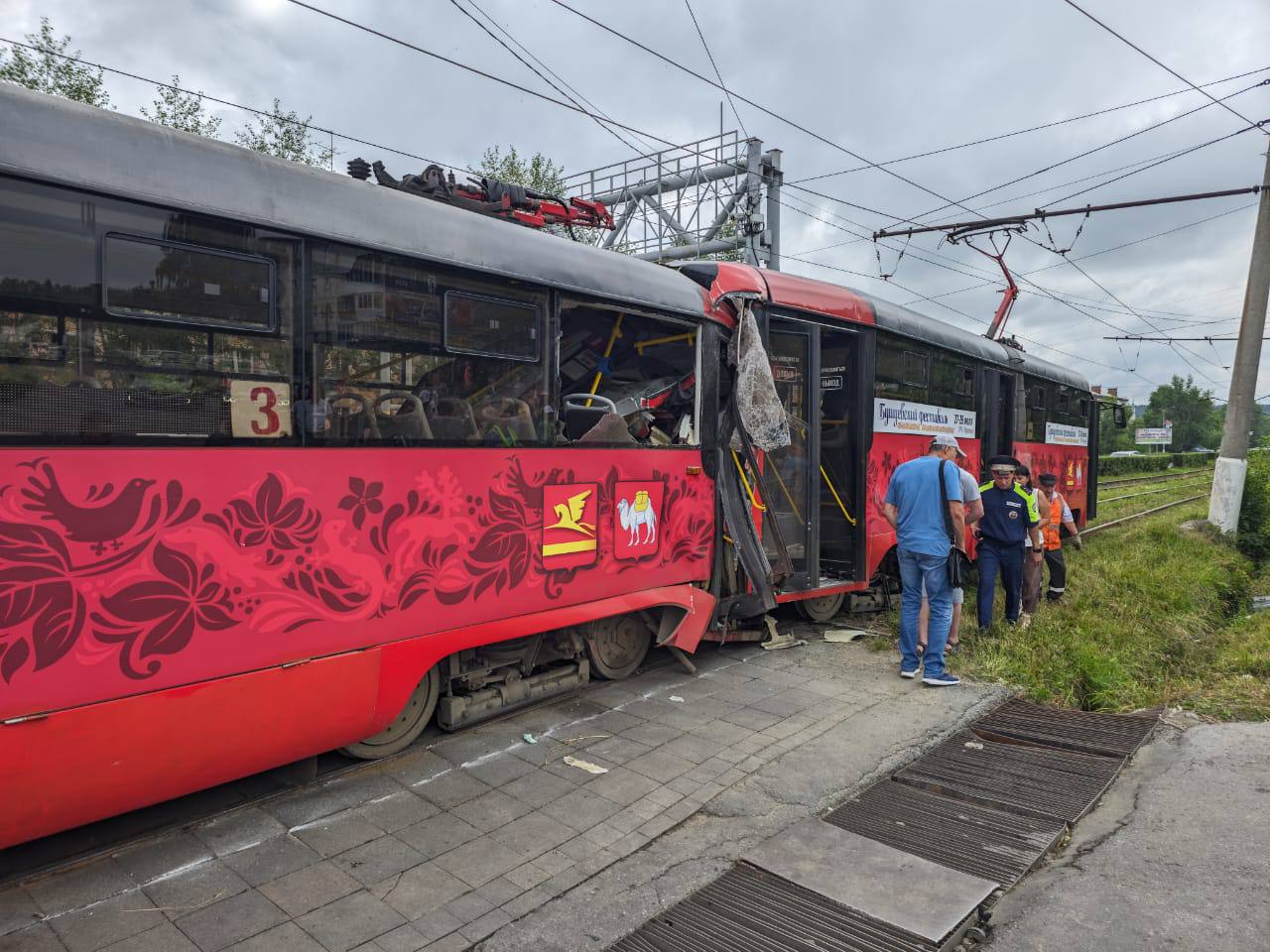 В Златоусте прокуратура направила в суд уголовное дело в отношении водителей трамваев за совершение ДТП с гибелью пешехода  Прокуратура г. Златоуста утвердила обвинительное заключение по уголовному делу в отношении водителя трамвая и водителя маневрового движения МУП «Автохозяйство администрации Златоустовского городского округа». Они обвиняются по ч. 3 ст. 264 УК РФ  нарушение лицом, управляющим трамваем, правил дорожного движения и эксплуатации транспортных средств, повлекшем по неосторожности смерть человека .    Следствием установлено, что 12 июля 2024 года в г. Златоусте трамвай «Татра» вышел из строя в связи с поломкой пантографа и не мог продолжать следовать по трамвайным путям.  Водитель трамвая отключила аккумулятор, предназначенный для функционирования, в том числе,  тормозных систем трамвая.  На место аварии с целью буксировки неисправного трамвая прибыл трамвай  «КТМ» под управлением водителя маневрового движения.  Действуя в нарушение должностных инструкций, водители начали буксировку неисправного трамвая с отключенным аккумулятором и не функционирующими тормозными системами.  По ходу движения у неисправного трамвая, находившегося спереди буксирующего трамвая, произошел разрыв сцепки, трамвай продолжил неконтролируемое движение и совершил наезд на трамвай, находившийся на остановке «Парк Крылатко г.Златоуст».   В результате столкновения последний трамвай продвинулся вперед и совершил наезд пешехода, переходившую трамвайные пути на разрешающий сигнал светофора.    Женщина скончалась на месте от полученных травм.  В ходе предварительного следствия оба водителя полностью признали себя виновными.   Уголовное дело направлено в Златоустовский городской суд для рассмотрения по существу.