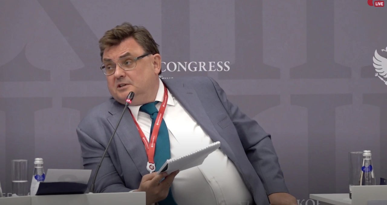 Чуйченко выступил против переименования петербургских улиц, названных в честь террористов Министр юстиции РФ Константин Чуйченко на форуме ПМЮФ-2025 отметил, что в Петербурге часть улиц названа именами народовольцев и террористов. При этом он выступил против переименования улиц в России, пишет ТАСС со ссылкой министра. «Мы сейчас в Петербурге находимся, а у нас практически весь центр города, улицы названы именами народовольцев, террористов. Я не выступаю за то, чтобы переименовывать улицы. Нет, напротив, мне кажется, это все признак стабильности, так и должно быть. Не надо ничего менять», – сказал Чуйченко, выступая на форуме. При этом, по его словам, историю нужно писать и создавать так, чтобы не нужно было приспосабливать исторические события и их окраску под дух времени. : скриншот трансляции ПМЮФ Подпишитесь на «Ведомости Северо-Запад»