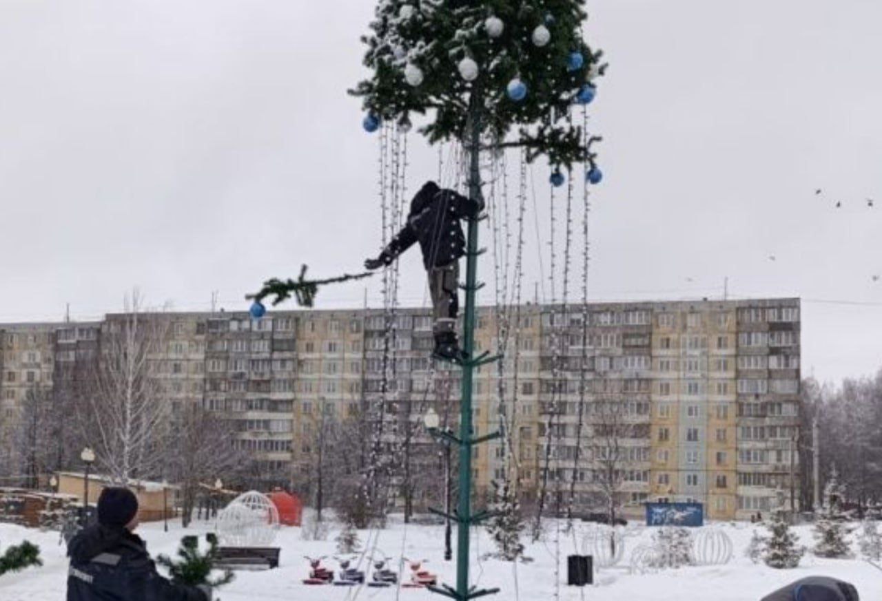 В Кирове начали убирать новогодние ели  Полностью украшения уберут до конца следующей недели.  По городу отключают световые конструкции и консоли. Все украшения отправляют на хранение на склад до следующего сезона.  Новогодний городок на Театральной площади планируют убрать в течение февраля. Общегородские катки продолжат работать ориентировочно до марта. Окончательное решение по их закрытию будет зависеть от погодных условий.  Ставьте елочку на прощание