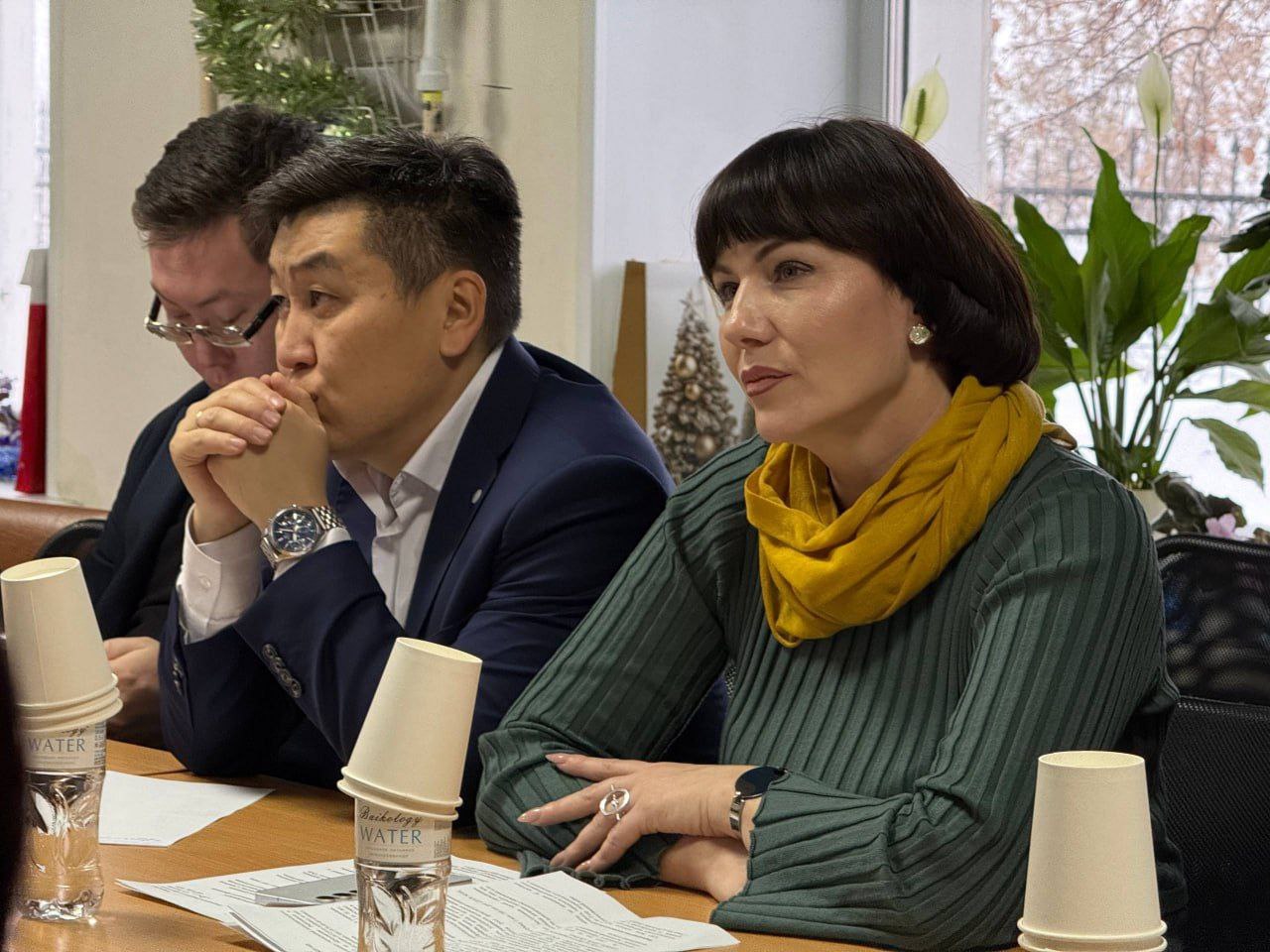 В Центре допризывной подготовки и патриотического воспитания прошло совещание директоров муниципальных учреждений дополнительного образования по итогам 2025 года Встреча стала важной площадкой для обмена опытом обсуждения текущих вопросов развития дополнительного образования и реализации сетевых проектов Обсудили направления работы на следующий год организацию занятости детей в зимние каникулы меры безопасности в новогодние праздники определили приоритетные задачи и договорились о тесном сотрудничестве во имя подрастающего поколения в наступающем году 360 летия основания любимого города и в Год единства народов объявленный на 2026 год в Российской Федерации Благодарю руководителей и коллективы учреждений допобразования за творчество неравнодушие постоянный поиск новых воспитательных идей и практик за яркие достижения уходящего года Вместе мы сможем добиться ещё больших успехов