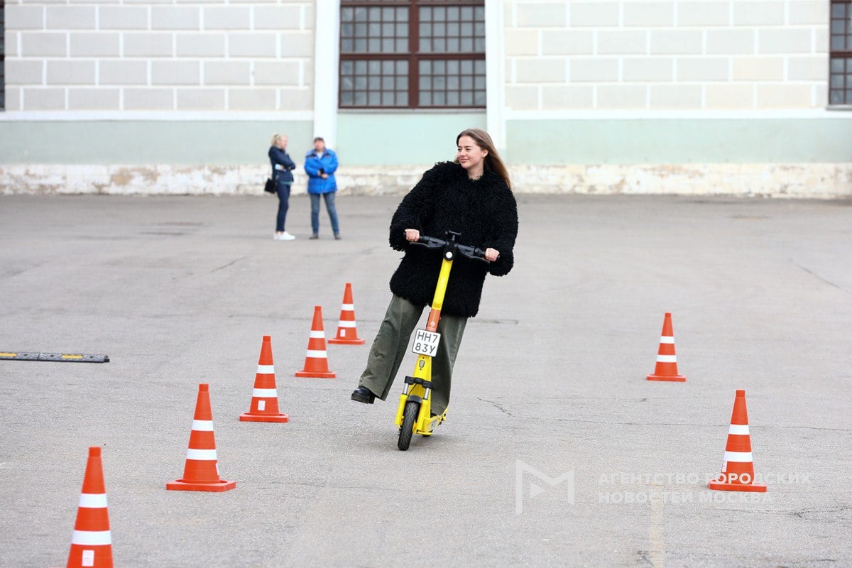 "Яндекс Go" запустит новые электросамокаты собственной разработки в Москве новом сезоне.   Главное новшество — умная кнопка: теперь не нужно доставать телефон, чтобы начать или завершить поездку, а также поставить её на паузу.  Что ещё изменилось?   Минус 3 кг веса – самокат стал легче;   Увеличенное переднее колесо и новая платформа для устойчивости;   Специальный упор помогает сохранять равновесие даже при неожиданных маневрах;   Аппарат точнее определяет "медленные" и "запретные" зоны;   Основные правила безопасности теперь на корпусе.  Фото: АГН "Москва"