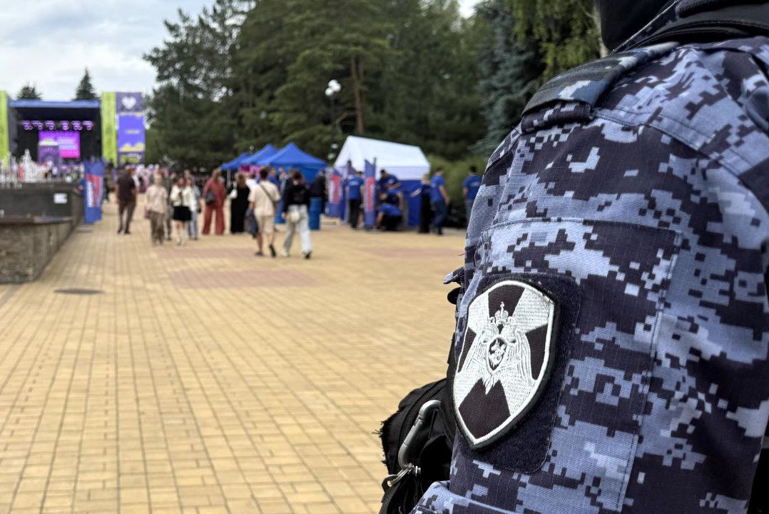 Росгвардейцы совместно с коллегами из МВД по ДНР обеспечили безопасность празднования Дня молодежи и выпускных в ДНР Задачи по охране правопорядка и обеспечению безопасности граждан выполняли сотрудники вневедомственной охраны и спецподразделений. Специалисты ОМОН «Донбасс» и ОМОН «Цитадель» проводили обследования школ, а экипажи групп задержания патрулировали районы, приближенные к местам проведения массовых мероприятий. Правонарушений и происшествий зафиксировано не было.