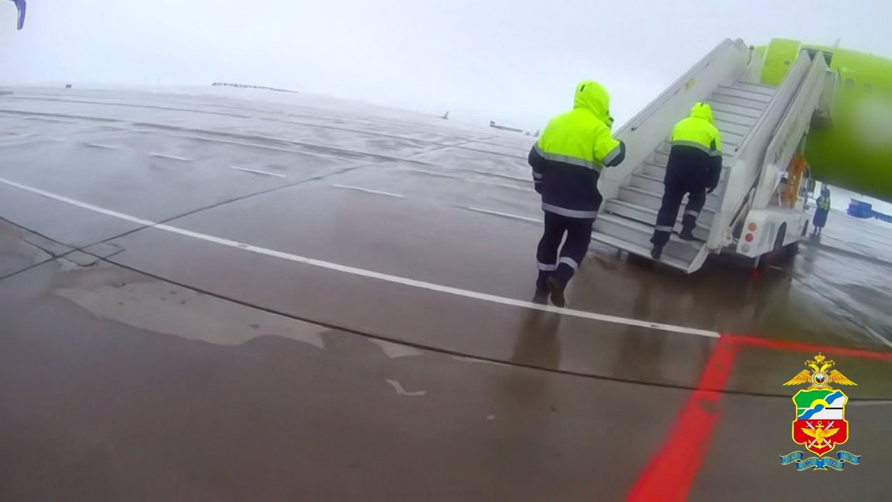 Транспортные полицейские задержали в аэропорту авиадебошира В дежурную часть Таймырского ЛО МВД России поступило сообщение о неадекватном поведении одного из пассажиров на борту самолёта, вылетающего в Новосибирск. Прибыв на место происшествия, полицейские задержали 40-летнего жителя Красноярска с видимыми признаками алкогольного опьянения. Во время посадки в самолёт он проявлял агрессию, выражался грубой нецензурной бранью и мешал окружающим. Подробности читайте на нашем сайте. #зпнорильск #заполярнаяправда #газетанорильск #норильск #талнах #кайеркан #оганер #новостинорильска ВКонтакте Telegram