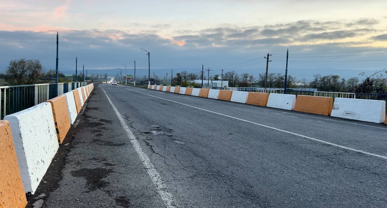 Дорога первой категории впервые появится в Ингушетии Транспортная артерия к международному аэропорту Магас в Ингушетии после реконструкции будет приведена к первой категории Об этом сообщил глава региона Махмуд Али Калиматов В Ингушетии впервые появится дорога 1 й категории Уже в следующем году начнётся масштабная реконструкция дорожного полотна ведущего к стратегически важному объекту Дорога станет четырехполосной отметил Калиматов в своем телеграм канале Протяженность автодороги которую планируется отремонтировать составляет 3 6 км Южная служба новостей