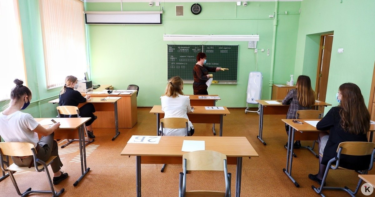 Выпускники 9 х классов которые не сдали государственную итоговую аттестацию смогут бесплатно получить рабочую профессию Выпускники 9 х классов которые не сдали государственную итоговую аттестацию смогут бесплатно получить рабочую профессию Их можно будет выбрать из перечня который определят региональные власти Такой закон вступил в силу Об этом сообщает Российская газета По словам председателя Государственной Думы Вячеслава Володина закон подготовили и приняли в интересах детей Решение будет способствовать вовлечению в процесс обучения ребят которые по ряду причин не получили аттестат об основном общем образовании Они будут заняты делом а не находиться в ожидании следующей попытки получить аттестат сказал Володин По его словам нововведение позволит региону восполнить недостаток рабочих кадров с учетом имеющихся у него потребностей от этого зависит развитие экономики Также заработали и новые нормы для участников СВО Бойцы после возвращения с фронта смогут бесплатно получить второе среднее профобразование Необходимо сделать всё от нас зависящее чтобы ребята возвращаясь с СВО могли себя реализовать в мирной жизни заявил Володин