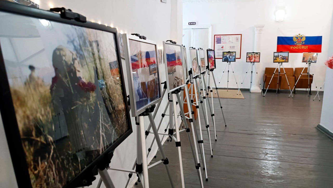 Росгвардейцы организовали выставку фотографий в Херсонской области В кинотеатре «Скадовск» состоялась фотовыставка, организованная сотрудниками пресс-службы Управления Росгвардии по Херсонской области. Особенностью выставки стали не постановочные кадры, а живые снимки, сделанные в ходе повседневной работы. Всего в экспозиции представлена 31 фотография, сделанная офицерами во время выполнения служебных задач. Для жителей небольшого приморского города такое мероприятие стало настоящим культурным событием. На открытие пришли школьники, представители общественных организаций, участники военно-патриотических клубов и жители города. Для них организовали экскурсию, во время которой можно было не только рассмотреть фотографии, но и узнать историю каждого снимка, задать вопросы о работе ведомства. Особый интерес выставка вызвала у подростков, которые активно участвовали в обсуждении истории каждого снимка. «Мы рады, что смогли привезти эту выставку в Скадовск. Для отдаленных муниципальных образований такие проекты особенно важны – они позволяют людям ближе познакомиться с нашей работой, задать вопросы, узнать что-то новое. Реакция посетителей показала, что мы движемся в правильном направлении» – отметил офицер Росгвардии. В планах организаторов - показать эти фотографии и в других населённых пунктах региона.
