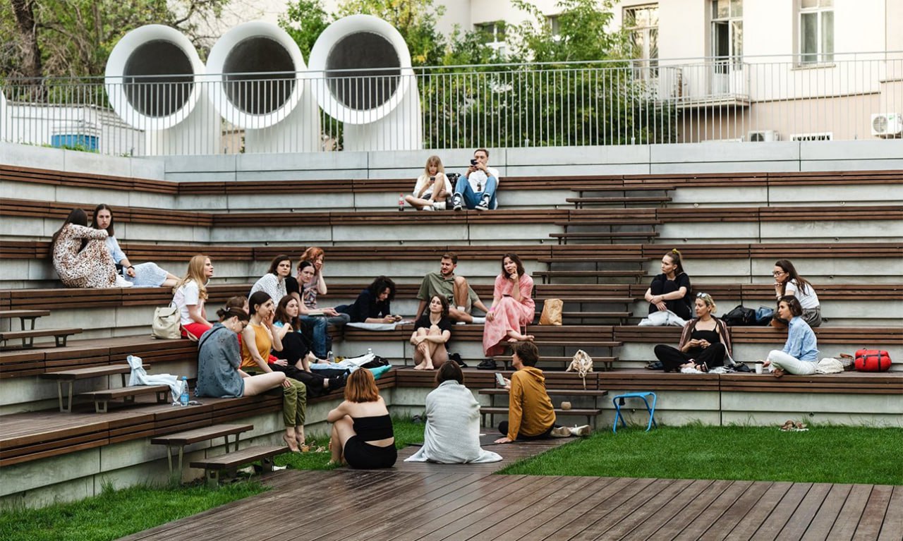 Фестиваль нытья начался в Москве. Мероприятие под названием «Жалкая осень» будет проходить до 20 июля в Доме культуры «ГЭС-2». В программе: турнир нытиков, где нужно быстро жаловаться на заданную тему, телесные практики с клиническими психологами, «жалкие» свидания с тёплой газировкой и безвкусной едой.