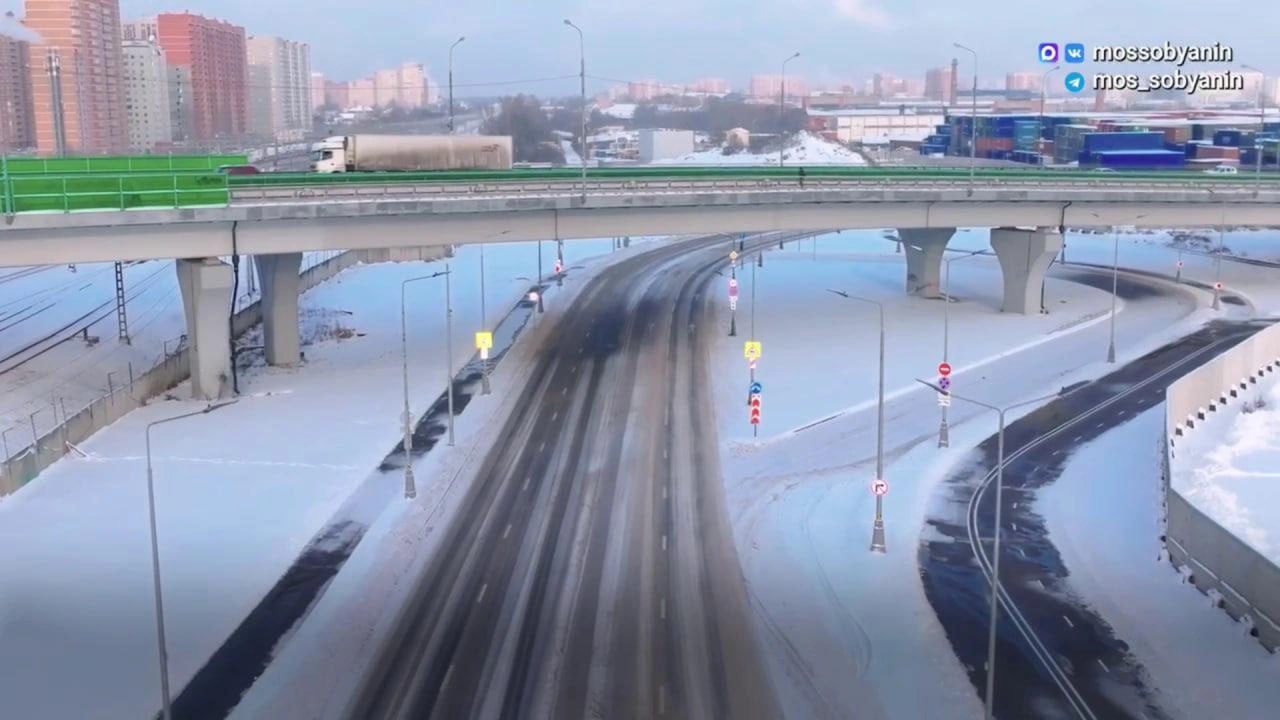 1 новая дорога Она появилась в районе станции МЦД 2 Остафьево Об этом в своем телеграм канале сообщил мэр Москвы Сергей Собянин Дорога с двумя полосами в каждом направлении соединила Южную улицу с Залинейным переулком При этом участки переулка и улицы тоже обновили В частности Южную продлили до Варшавского шоссе сделав съезд на него Около 3 километров дорог уже реконструировали А еще теперь тут появились разворотное кольцо для городского транспорта тротуары и велосипедная дорожка Кстати вы уже можете там прокатиться движение по ней открыли Дарим билеты на Stand Up Евгения Чебаткова