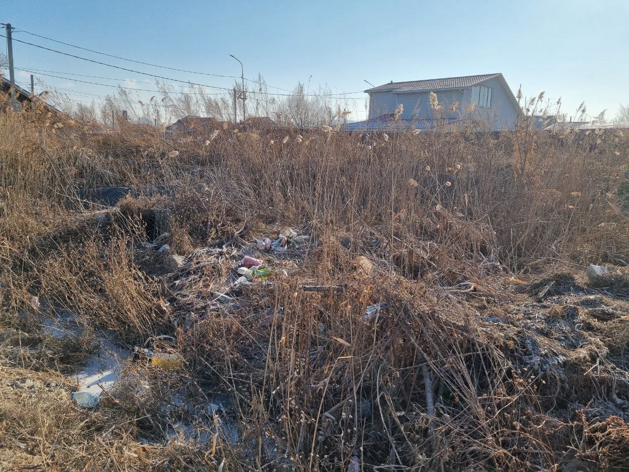 Жители частного сектора обеспокоены состоянием заброшенного участка, расположенного по адресу: дом №25 на улице Герцена. На протяжении нескольких лет это место превращается в настоящую свалку. Отсутствие ограждения позволяет мусору накапливаться, и территория уже давно утратила свой первоначальный вид.  Особую тревогу вызывает водосточная канава, которая завалена различными отходами.