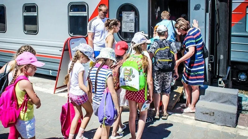 Детей из Мурманской области отправят в другой лагерь на Черном море из соображений безопасности На территории Туапсинского округа куда должны были поехать ребята ввели режим ЧС Поэтому 29 мая юные северяне отправятся в детский СОК Родник расположенный под Анапой в селе Сукко Фото правительство Мурманской области Все самые важные новости ТГ ВК MAX