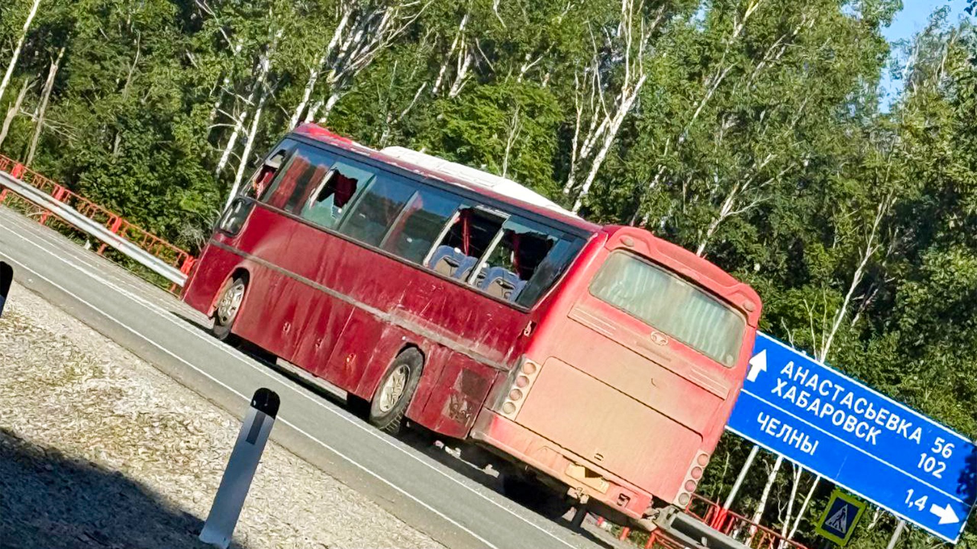 На хабаровской трассе столкнулись два пассажирских автобуса Сегодня в час ночи в районе 102 км трассы Хабаровск — Комсомольск, на территории Хабаровского района, столкнулись два автобуса. 63-летний водитель пассажирского автобуса Хёндай Юниверс, двигаясь со стороны Хабаровска в сторону Комсомольска-на-Амуре, выехал на полосу встречного движения, где столкнулся с встречным пассажирским автобусом Дэу. В результате ДТП травмы получили пассажиры автобуса Дэу, 36-летнему мужчине назначено амбулаторное лечение, а 56-летняя женщина госпитализирована с травмой глаза. В обоих автобусах находилось по два водителя. В автобусе, следовавшем в Комсомольск-на-Амуре, находилось 28 пассажиров. Во встречном автобусе, следовавшем из Де-Кастри, было 29 пассажиров. Со слов водителя ДЭУ, заметив, что на его полосу сместился Хендай, он неоднократно подавал сигналы фарами и пытался уйти от столкновения, заняв крайнее правое положение на проезжей части, но столкновения избежать не удалось.