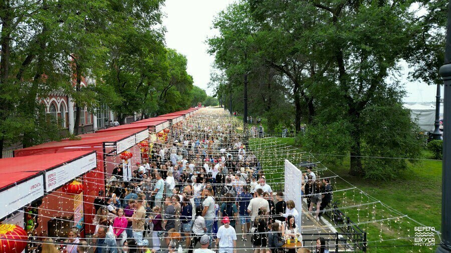 На участке улицы Краснофлотской ограничат движение транспортных средств. Это связано с подготовкой к международному гастрономическому фестивалю «Берега вкуса».  С 6:00 11 августа в Благовещенске ограничат движение автомобилей на участке улицы Краснофлотской от переулка Святителя Иннокентия до Калинина. Открыть его планируют с 18:00 27 августа.  В администрации Благовещенска просят водителей быть внимательными за рулем и планировать свои маршруты заранее.  Фестиваль «Берега вкуса» пройдет в областной столице с 21 по 24 августа.