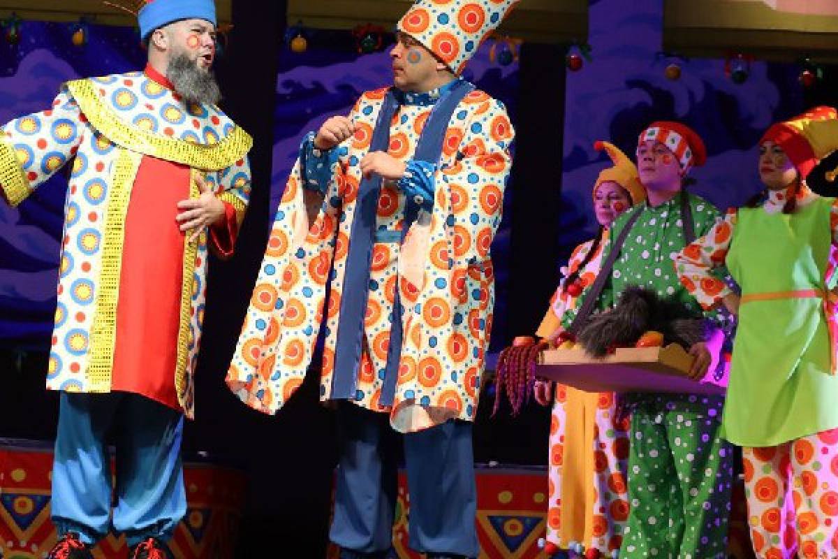 На Колыме партпроект Культура малой Родины стартовал с новогодней кампании Речь про премьерные показы спектаклей Конек Горбунок в Магаданском музыкальном и драматическом театре и Принцесса на горошине в Магаданском областном театре кукол За новогодние каникулы эти учреждения культуры посетили более 11 тысяч зрителей Всего в период праздников на территории Колымы состоялось свыше 450 различных мероприятий Дома культуры в наших муниципальных округах которые были отремонтированы благодаря федеральной поддержке партпроекта Культура малой Родины каждое мероприятие проводят в рамках этого проекта Каждый житель Магаданской области который посетил новогоднее представление видит как выросли качество комфорт и доступность наших учреждений культуры отметил депутат Магаданской областной Думы региональный координатор партпроекта Культура малой Родины директор Магаданского областного театра кукол Дмитрий Шаповалов На дальнейшее развитие материально технической базы колымских учреждений культуры в 2026 году по линии партпроекта планируют выделить более 13 млн рублей Средства будут направлены на новые постановки современное световое и звуковое оборудование а также на пополнение материальных запасов Поддержку получат Дома культуры в поселках Сеймчан и Усть Омчуг Магаданский музыкальный и драматический театр и Магаданский областной театр кукол Последний в частности планирует приобрести акустическую и радиосистемы микрофоны и обновить световой парк В новом году в перечень мероприятий в рамках партпроекта Культура малой Родины войдут и представления приуроченные к крупным государственным праздникам Дню защитника Отечества Международному женскому дню и Дню Победы Подробнее на нашем сайте ВК ДЗЕН ОК MAX