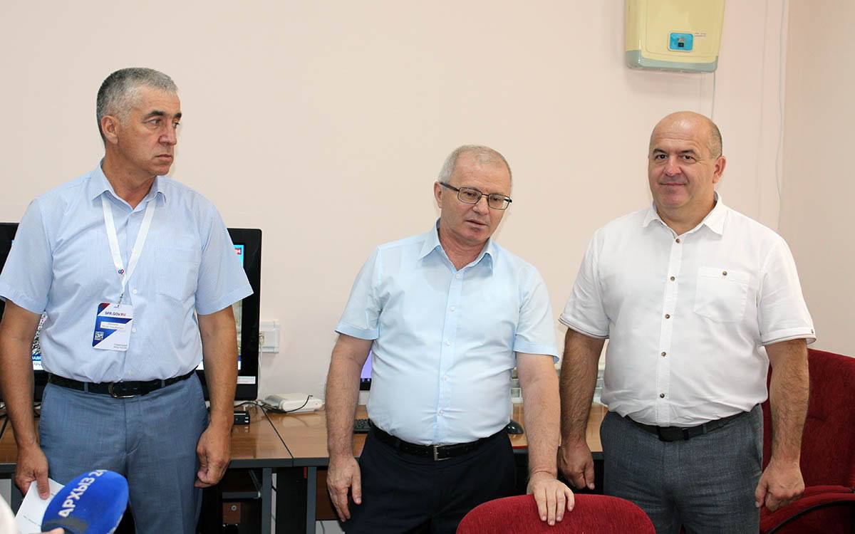 В Карачаево-Черкесии открылся второй в республике новый Центр общения старшего поколения в Хабезском районе    Активное долголетие, финансовая и компьютерная грамотность людей старшего поколения — вот главные задачи Центров общения старшего поколения, открывающихся на базе клиентских служб Отделения Социального фонда по КЧР.    Центр оснащен всем необходимым для активного и комфортного времяпрепровождения: телевизором, компьютерами с интернетом, настольными играми, спортивным инвентарем и небольшой библиотекой.   Центры общения для старшего поколения предлагают широкий спектр программ, направленных на улучшение качества жизни пожилых людей. В них проводятся занятия по здоровому образу жизни, творческие мастер-классы, образовательные семинары и встречи с интересными людьми.