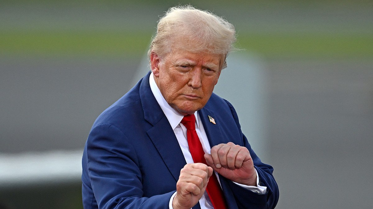 Жители Великобритании считают действия президента США Дональда Трампа наибольшей угрозой для национальной безопасности. Терроризм и Китай занимают второе и третье места среди наиболее значимых угроз, сообщает Politico  Исследование показало, что 33% респондентов воспринимают именно действия Трампа как главную опасность для безопасности страны. При этом 32% считают основной угрозой терроризм, а 25% - политику Китая  Также был выявлен существенный рост недоверия британцев к Штатам за прошедший год: доля тех, кто с недоверием относится к США, увеличилась с 26% до 41%   Нормально у них там дела идут, у ближайших-то союзников